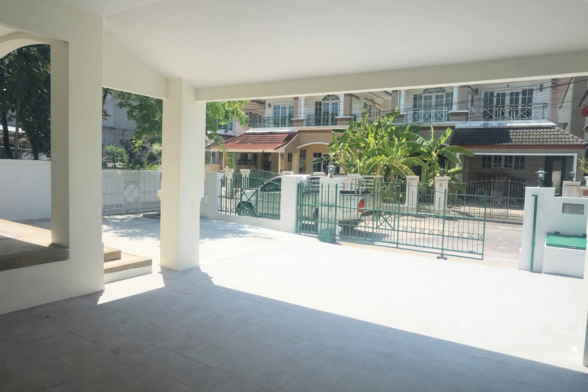 For RentHousePattanakan, Srinakarin : For rent 50 sq m, 220 sq m, 4 bedrooms, 3 bathrooms, 2 story detached house, Srinakarin 51
