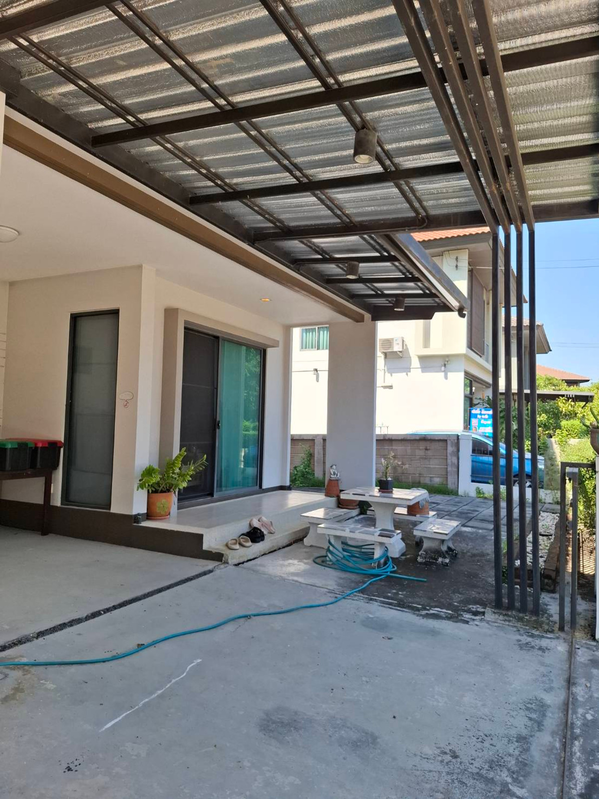 For SaleHouseNawamin, Ramindra : Bored with life in a cramped condo or house where you have to wait every night for parking? Wide main road, close to the expressway at Habitia Orbit Hathairat.