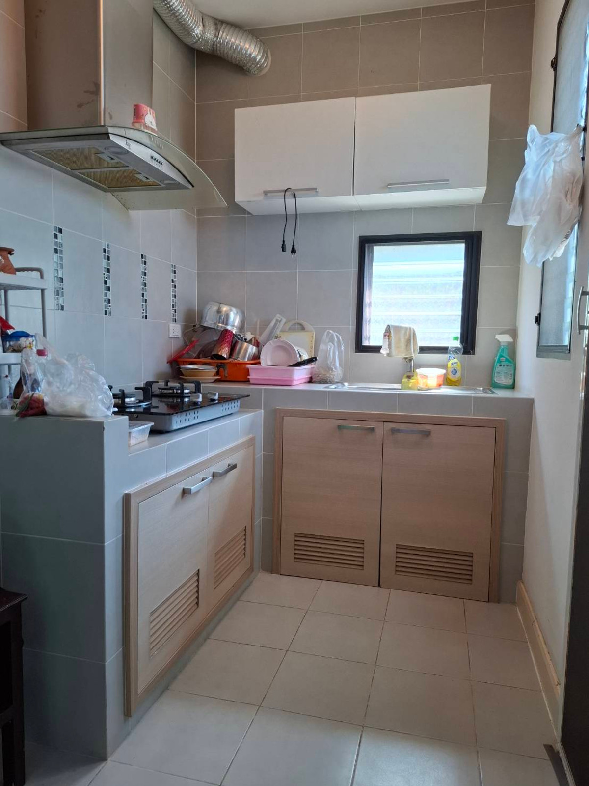 For SaleHouseNawamin, Ramindra : Bored with life in a cramped condo or house where you have to wait every night for parking? Wide main road, close to the expressway at Habitia Orbit Hathairat.