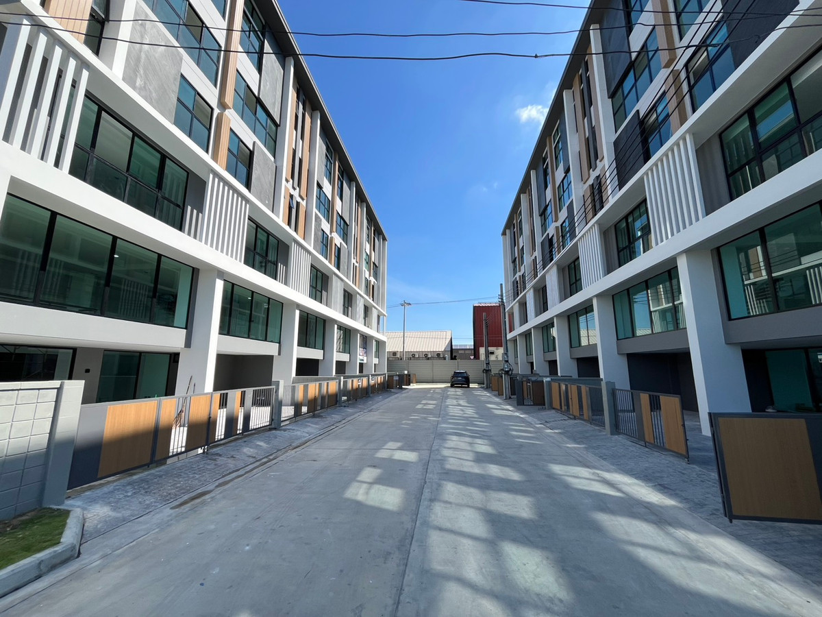 For SaleHome OfficePattanakan, Srinakarin : 🏢 Selling DUO LOFT, corner plot @ Nirvana @Work Krungthep Kreetha, premium design office building. For businesses that need a modern image and large usable space.