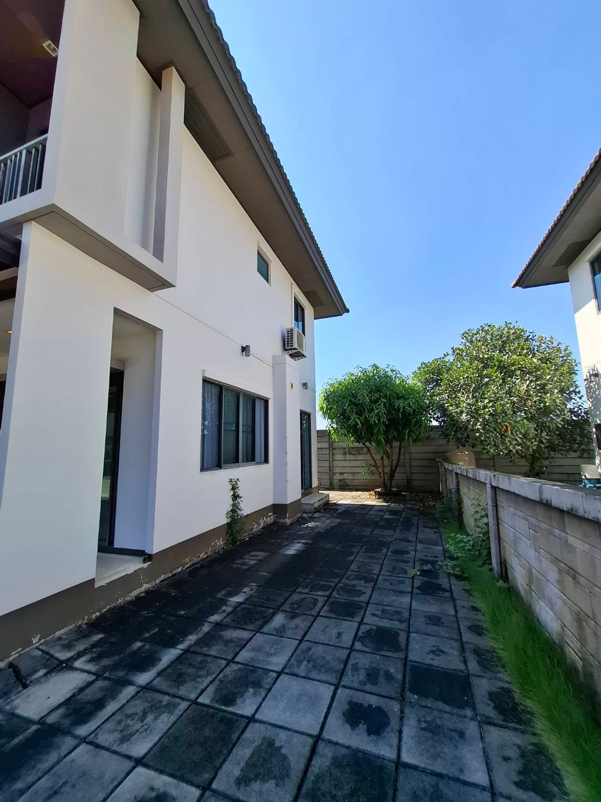 For SaleHouseNawamin, Ramindra : Bored with life in a cramped condo or house where you have to wait every night for parking? Wide main road, close to the expressway at Habitia Orbit Hathairat.