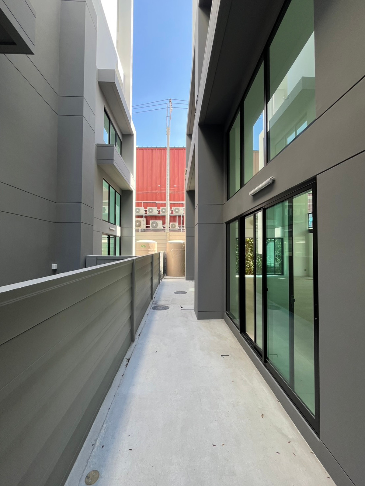 For SaleHome OfficePattanakan, Srinakarin : 🏢 Selling DUO LOFT, corner plot @ Nirvana @Work Krungthep Kreetha, premium design office building. For businesses that need a modern image and large usable space.