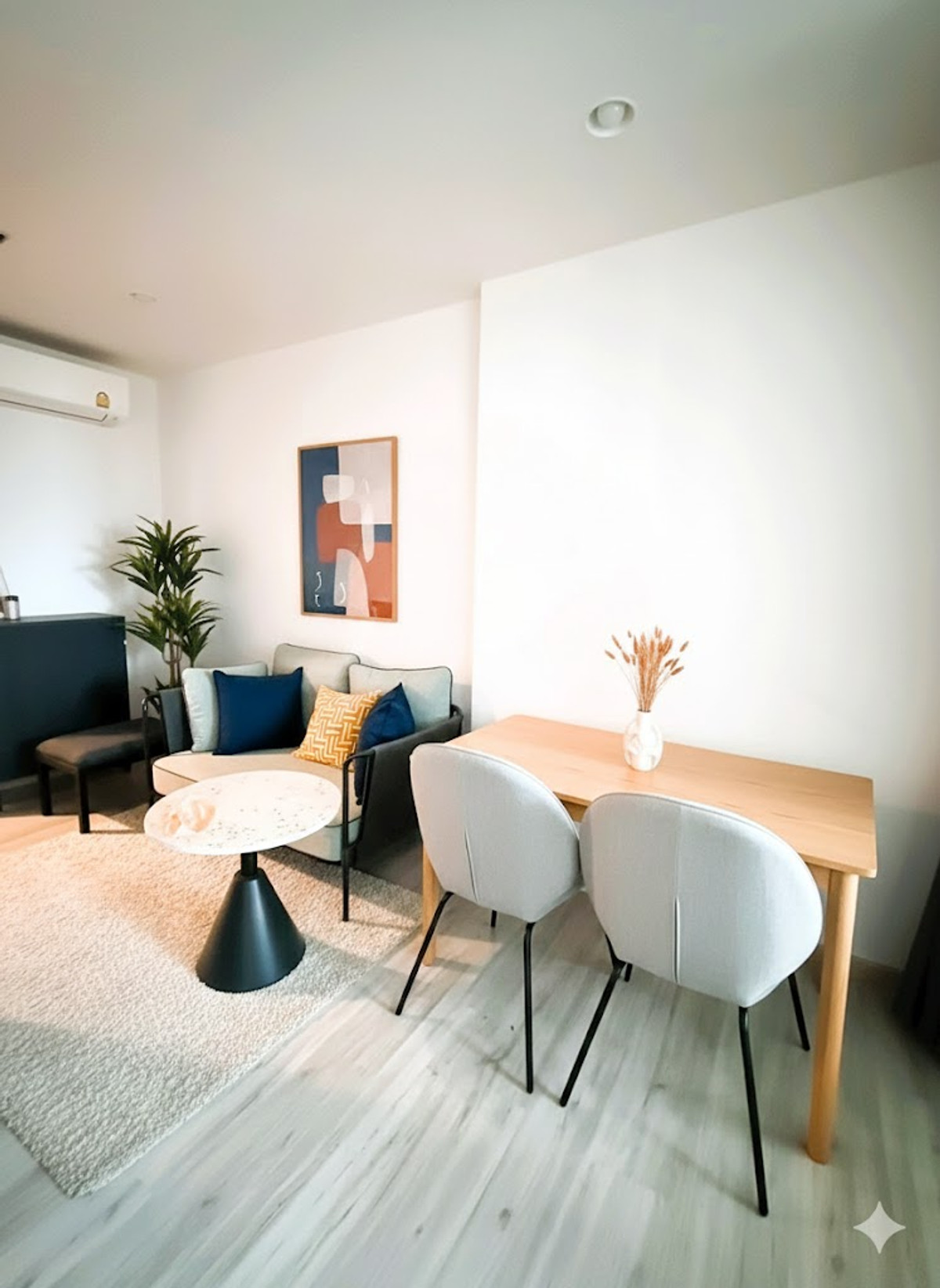 For RentCondoRatchadapisek, Huaikwang, Suttisan : Ready to move in, close to Huai Khwang MRT, only 75 meters, convenient travel, many restaurants in this area. suitable for living or people who work in this area