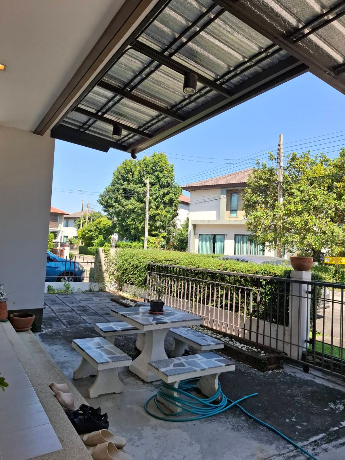 For SaleHouseNawamin, Ramindra : Bored with life in a cramped condo or house where you have to wait every night for parking? Wide main road, close to the expressway at Habitia Orbit Hathairat.