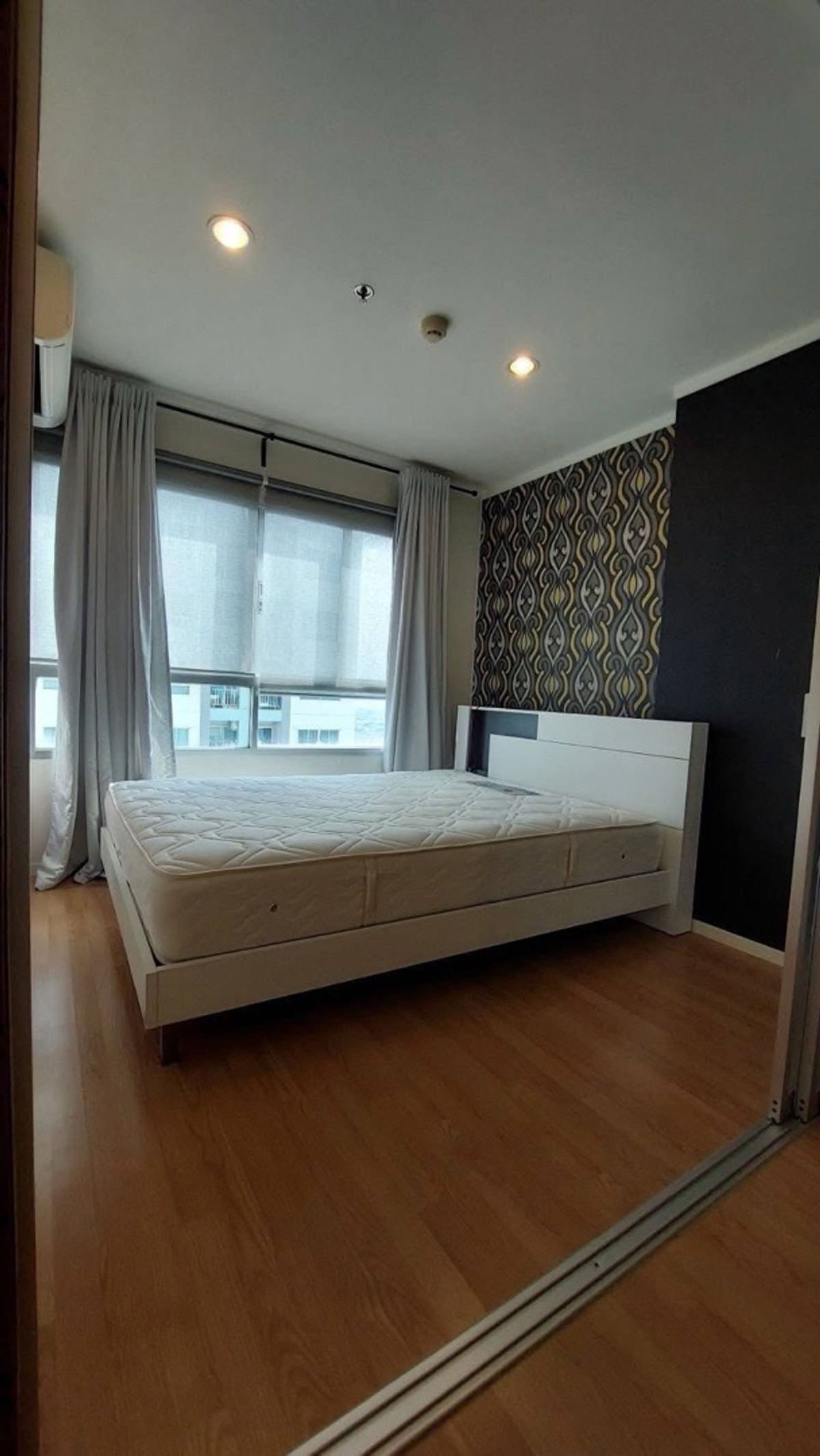 ให้เช่าคอนโดบางนา แบริ่ง ลาซาล : ให้เช่า คอนโด ลุมพินี เมกะ ซิตี้ บางนา ตึก : B ชั้น : 24 ขนาดห้อง : 26 ตร.ม ราคา : 7,500 บาท สถานที่ใกล้เคียง : Mega bangna