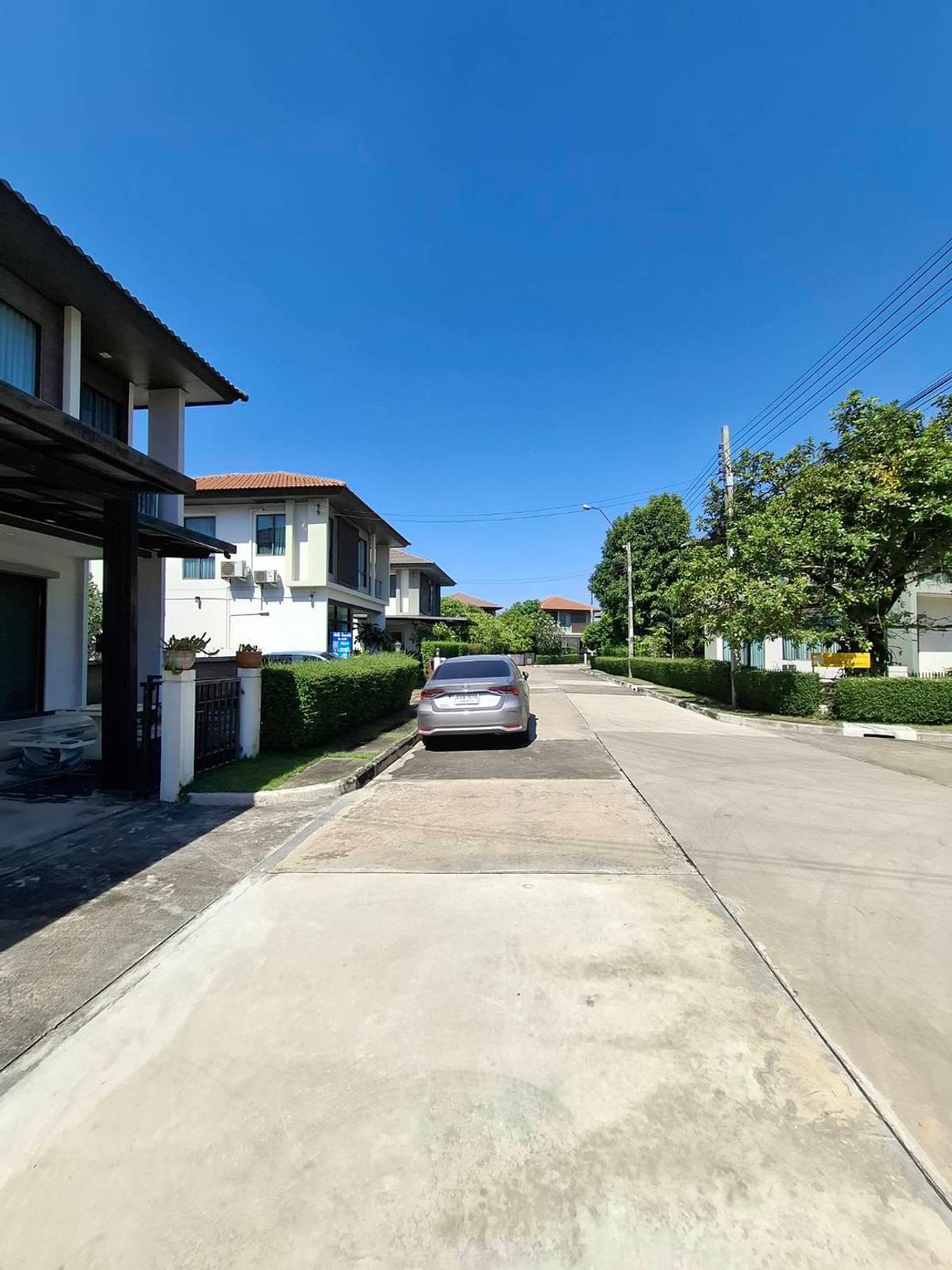 For SaleHouseNawamin, Ramindra : Bored with life in a cramped condo or house where you have to wait every night for parking? Wide main road, close to the expressway at Habitia Orbit Hathairat.