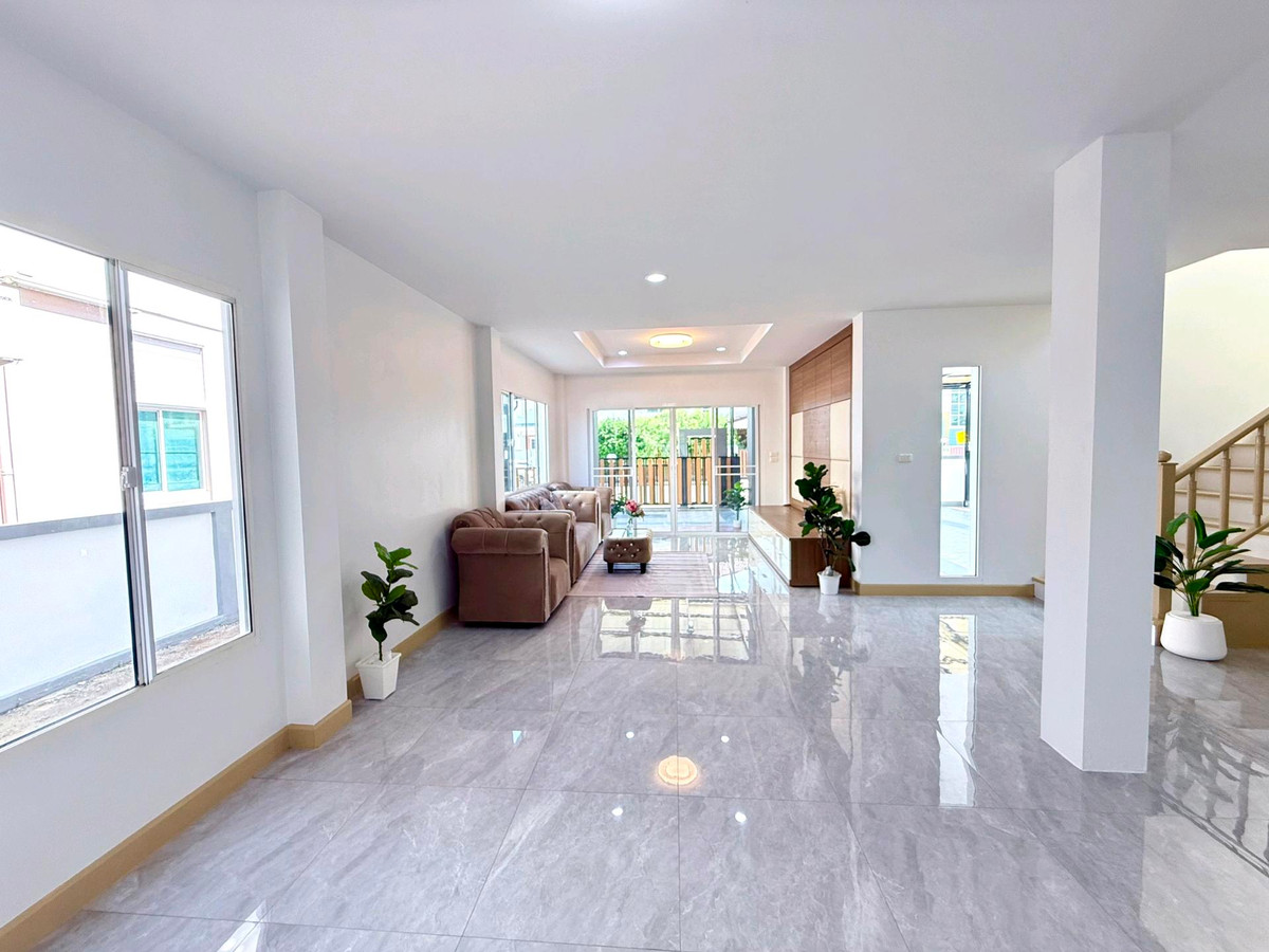 For SaleHouseMin Buri, Romklao : 2-story detached house, Piam Phirom Village, Soi Mitmaitri, Fashion Island Department Store, The Promenade, Big C Minburi, Minburi Market, Lotus Minburi, renovated and ready to move in.