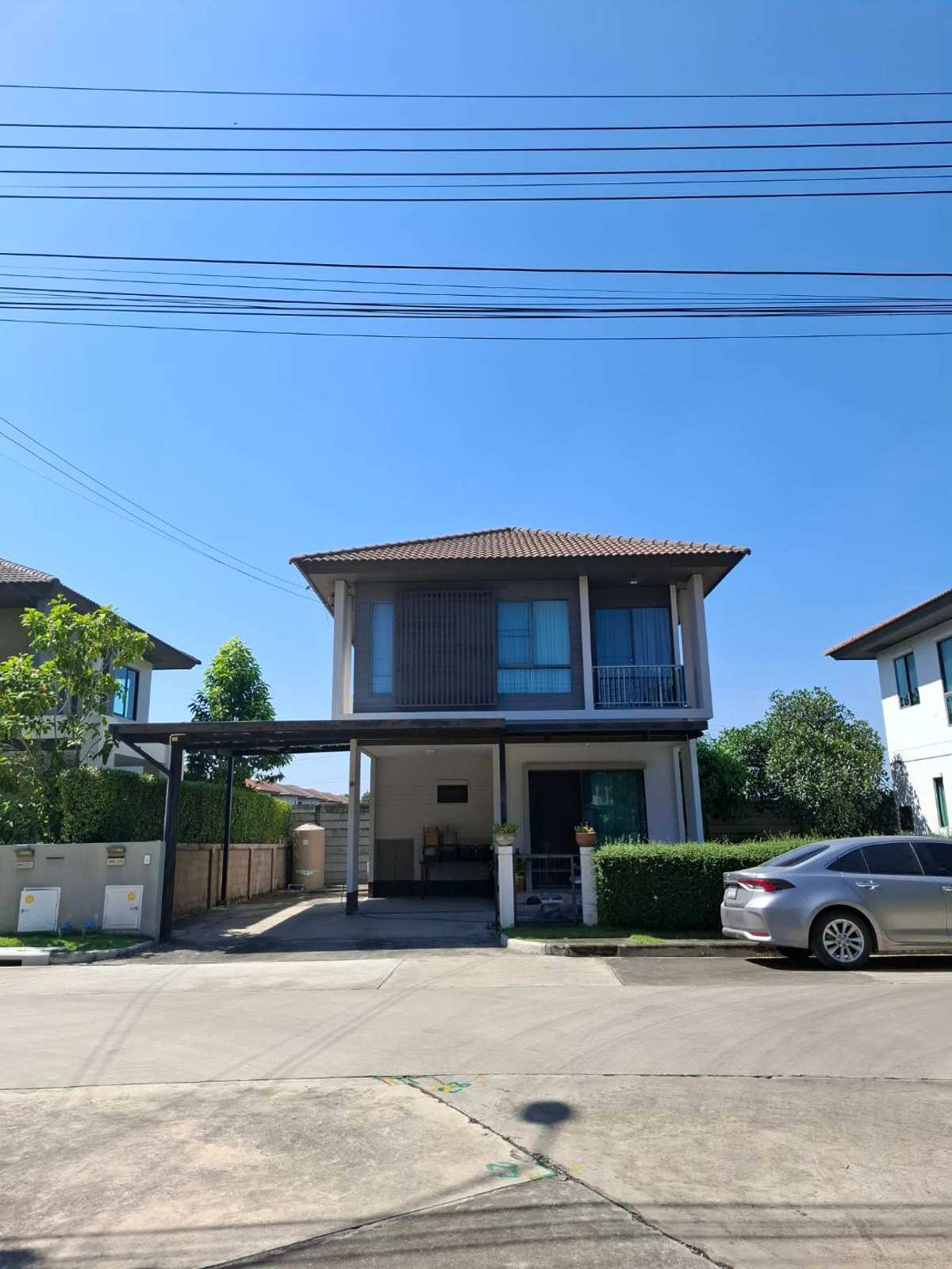 For SaleHouseNawamin, Ramindra : Bored with life in a cramped condo or house where you have to wait every night for parking? Wide main road, close to the expressway at Habitia Orbit Hathairat.