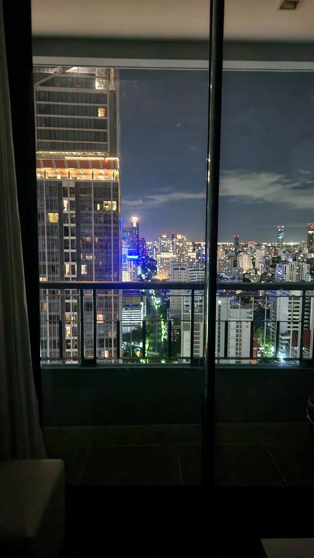 ขายคอนโดพระราม 9 เพชรบุรีตัดใหม่ RCA : Q Asoke / ห้องตำแหน่งมุมพิเศษ เป็นส่วนตัวไม่ติดใคร ติด MRT เพชรบุรี / 2 ห้องนอน 60 ตร.ม. โทร 0937890899