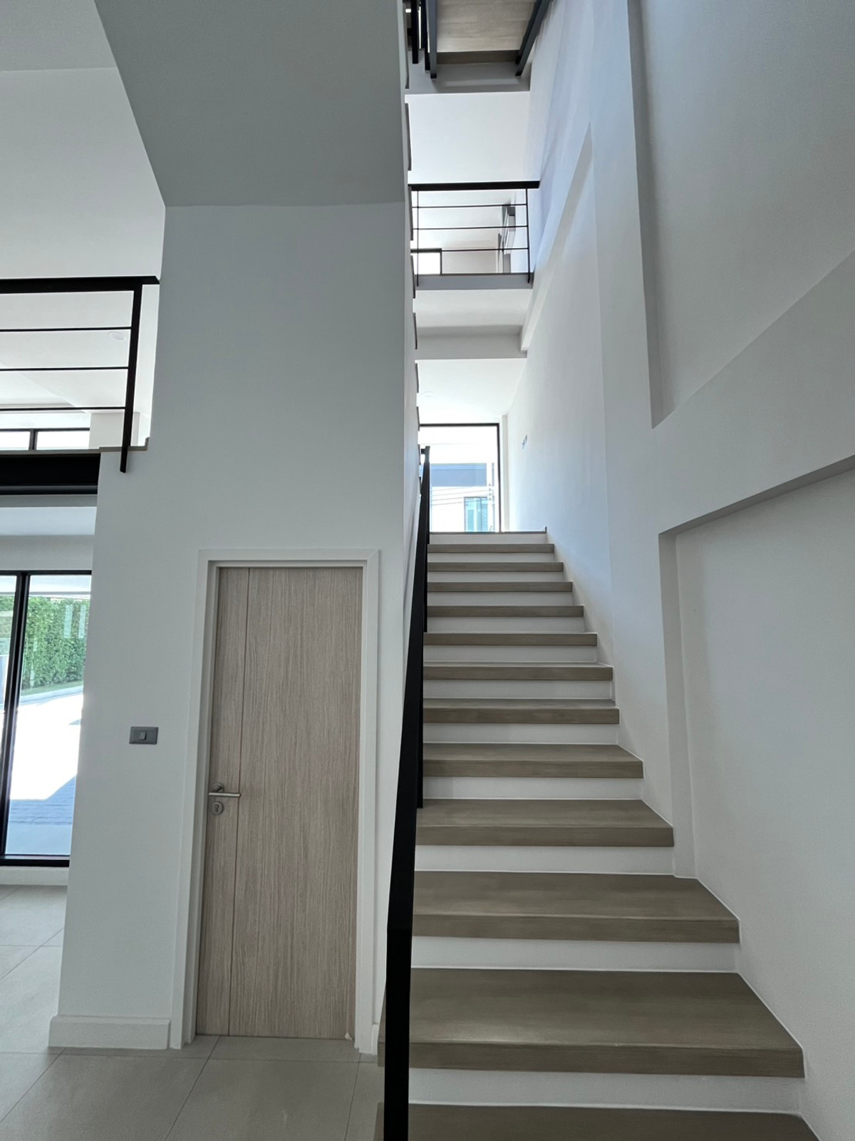 For SaleHome OfficePattanakan, Srinakarin : 🏢 Selling DUO LOFT, corner plot @ Nirvana @Work Krungthep Kreetha, premium design office building. For businesses that need a modern image and large usable space.