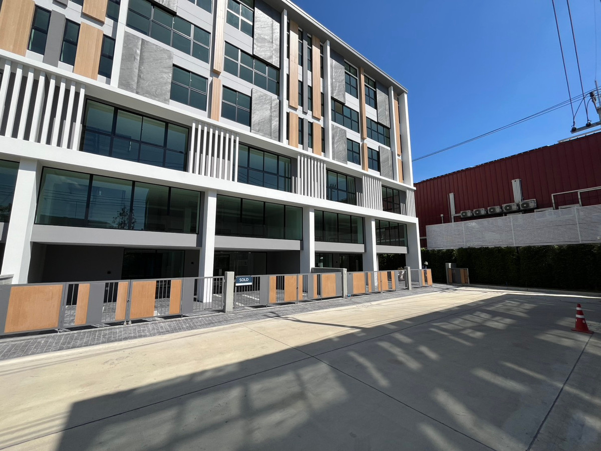 For SaleHome OfficePattanakan, Srinakarin : 🏢 Selling DUO LOFT, corner plot @ Nirvana @Work Krungthep Kreetha, premium design office building. For businesses that need a modern image and large usable space.