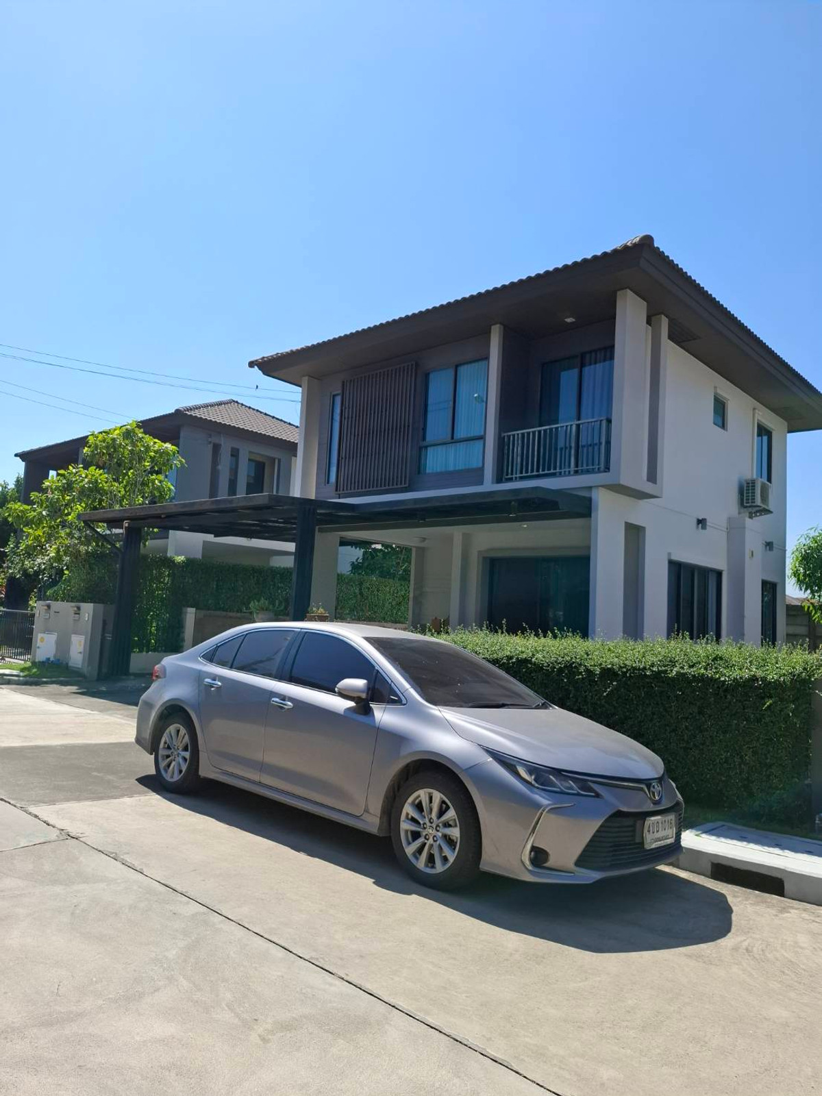 For SaleHouseNawamin, Ramindra : Bored with life in a cramped condo or house where you have to wait every night for parking? Wide main road, close to the expressway at Habitia Orbit Hathairat.