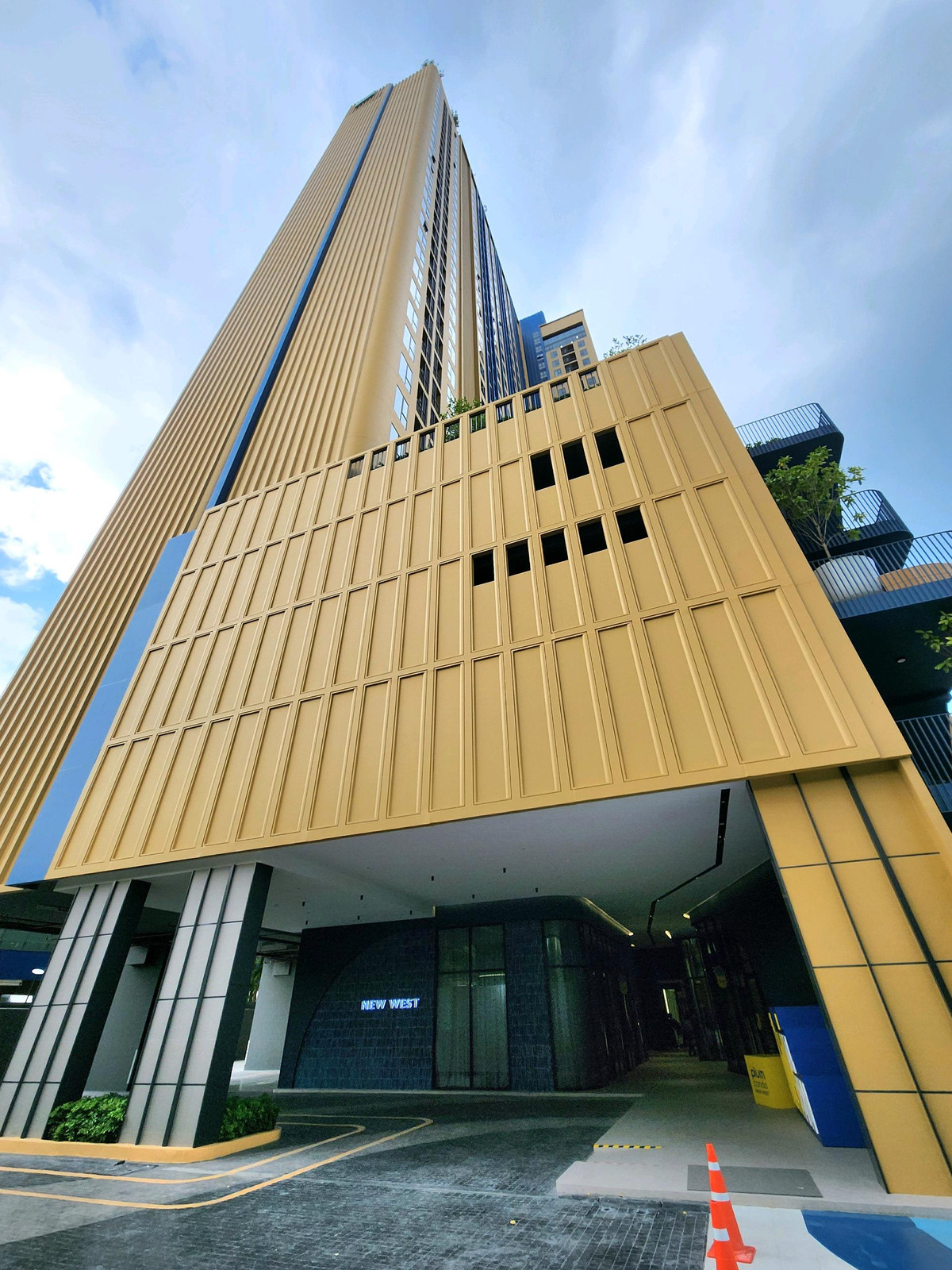 ให้เช่าคอนโดนนทบุรี บางใหญ่ บางบัวทอง : **ห้องไม่ว่างครับผม มีโซนแต่งตัว ตู้เสื้อผ้า 2 ตู้**ให้เช่า! ห้องใหม่ แปลนใหม่ (มือ 1) PLUM CONDO NEW WEST ติดเซ็นทรัล เวสต์เกต ทิศตะวันออก ไม่ร้อน