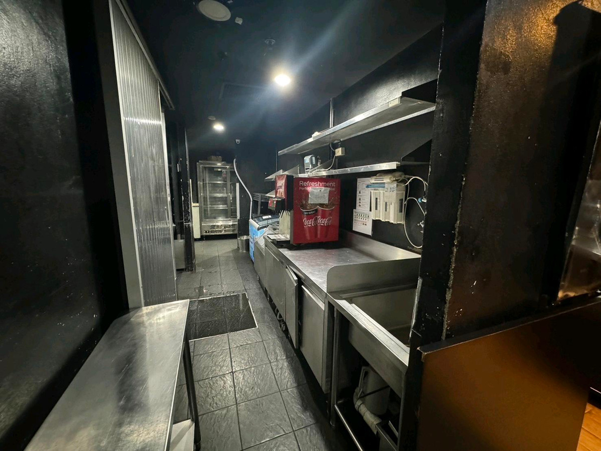 เซ้งร้านค้า/ตลาดนัดสีลม ศาลาแดง บางรัก : เซ้งร้านอาหารปิ้งย่าง คิงคอง สีลม ทำเลย่านธุรกิจ ขนาด 300 ตร.ม. ชั้น 3 ค่าเช่าคงที่ 3 ปี เหมาะขยายแบรนด์ร้านอาหาร