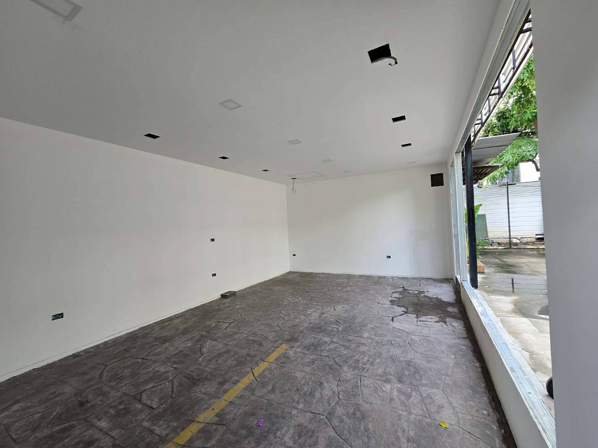 For RentOfficeSukhumvit, Asoke, Thonglor : Space for rent, size 60 sq m, suitable for a cafe or office in the Ekkamai 12 area (N.1918)