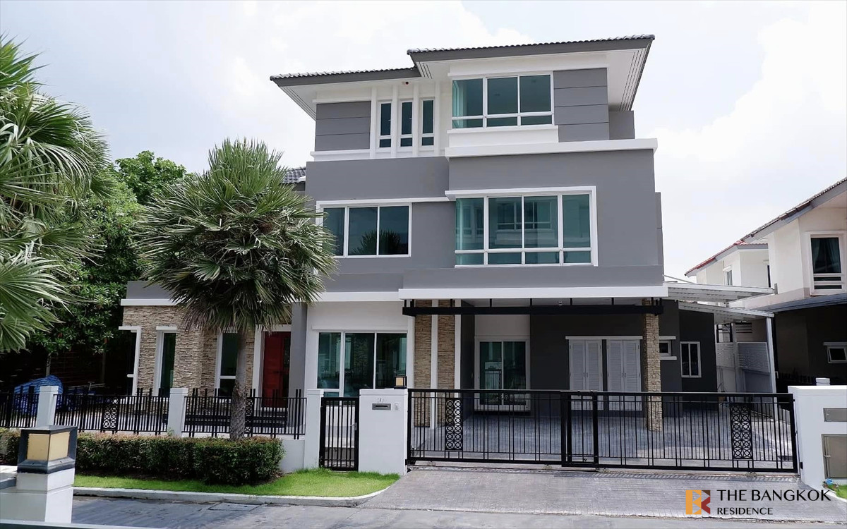 ขายบ้านพัฒนาการ ศรีนครินทร์ : Grand Bangkok Boulevard พระราม 9 – กรุงเทพกรีฑา | บ้านเดี่ยวหรู 3 ชั้น 500 ตร.ม. | ติดโรงเรียนนานาชาติ Wellington | รีโนเวทใหม่ พร้อมเฟอร์ครบ