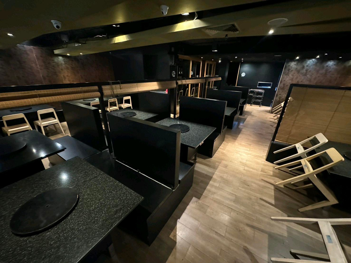 เซ้งร้านค้า/ตลาดนัดสีลม ศาลาแดง บางรัก : เซ้งร้านอาหารปิ้งย่าง คิงคอง สีลม ทำเลย่านธุรกิจ ขนาด 300 ตร.ม. ชั้น 3 ค่าเช่าคงที่ 3 ปี เหมาะขยายแบรนด์ร้านอาหาร