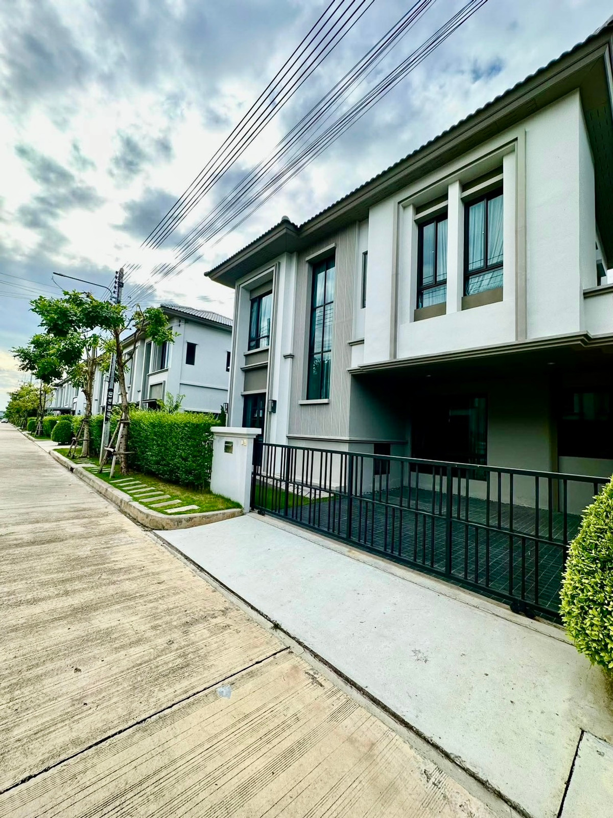 ให้เช่าบ้านปทุมธานี รังสิต ธรรมศาสตร์ : ให้เช่าบ้านเดี่ยว 2 ชั้น หมู่บ้านหรู Grand Pleno พหลโยธิน–รังสิต  บ้านหลังใหญ่ ฟังก์ชันครบ ทำเลพรีเมียมที่สุดในรังสิต ติดฟิวเจอร์พาร์ค ใกล้มหาวิทยาลัยชั้นนำ