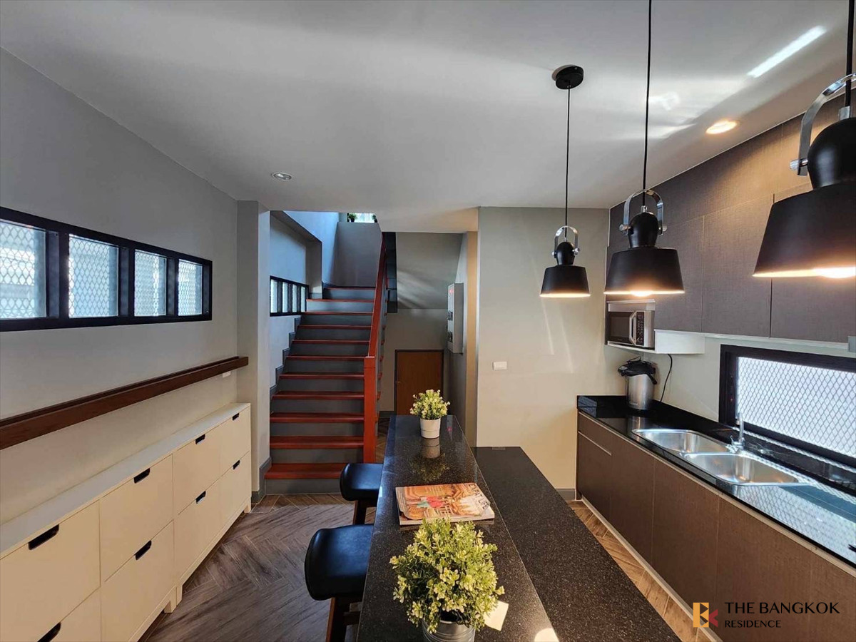 For SaleHouseSukhumvit, Asoke, Thonglor : House Area Sukhumvit 36 | New York–Inspired 3-Storey Luxury Home | 389 sqm | 5 Bedrooms | Private Rooftop Garden