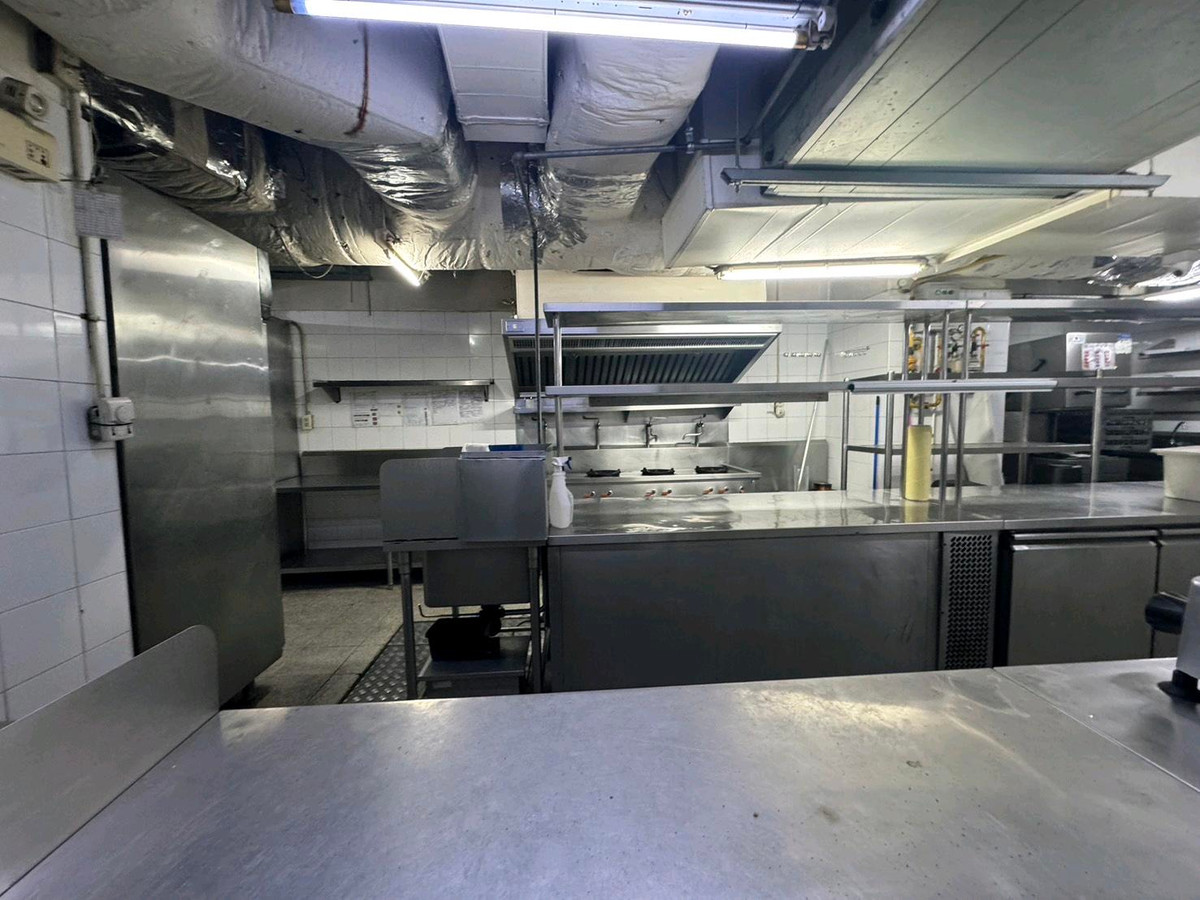 เซ้งร้านค้า/ตลาดนัดสีลม ศาลาแดง บางรัก : เซ้งร้านอาหารปิ้งย่าง คิงคอง สีลม ทำเลย่านธุรกิจ ขนาด 300 ตร.ม. ชั้น 3 ค่าเช่าคงที่ 3 ปี เหมาะขยายแบรนด์ร้านอาหาร