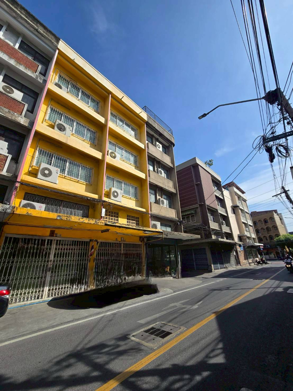 Shop HouseSukhumvit, Asoke, Thonglor : Commercial building for sale/rent, 2 units, beautiful location, many entrances and exits, Ekkamai, Sukhumvit 71, suitable for a hostel (N.1912)