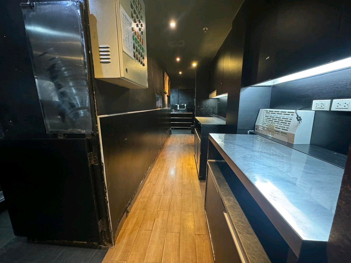 เซ้งร้านค้า/ตลาดนัดสีลม ศาลาแดง บางรัก : เซ้งร้านอาหารปิ้งย่าง คิงคอง สีลม ทำเลย่านธุรกิจ ขนาด 300 ตร.ม. ชั้น 3 ค่าเช่าคงที่ 3 ปี เหมาะขยายแบรนด์ร้านอาหาร