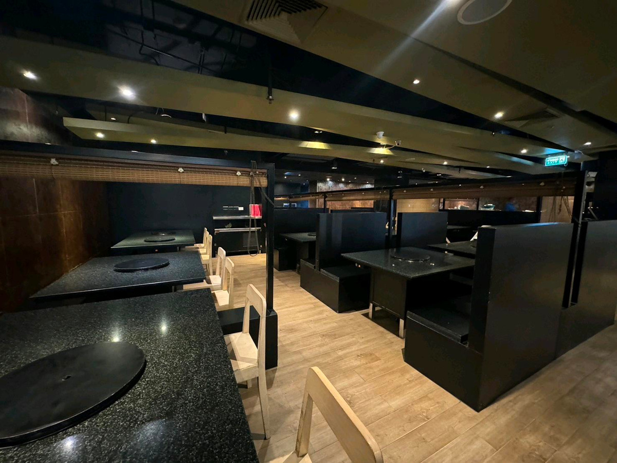 เซ้งร้านค้า/ตลาดนัดสีลม ศาลาแดง บางรัก : เซ้งร้านอาหารปิ้งย่าง คิงคอง สีลม ทำเลย่านธุรกิจ ขนาด 300 ตร.ม. ชั้น 3 ค่าเช่าคงที่ 3 ปี เหมาะขยายแบรนด์ร้านอาหาร