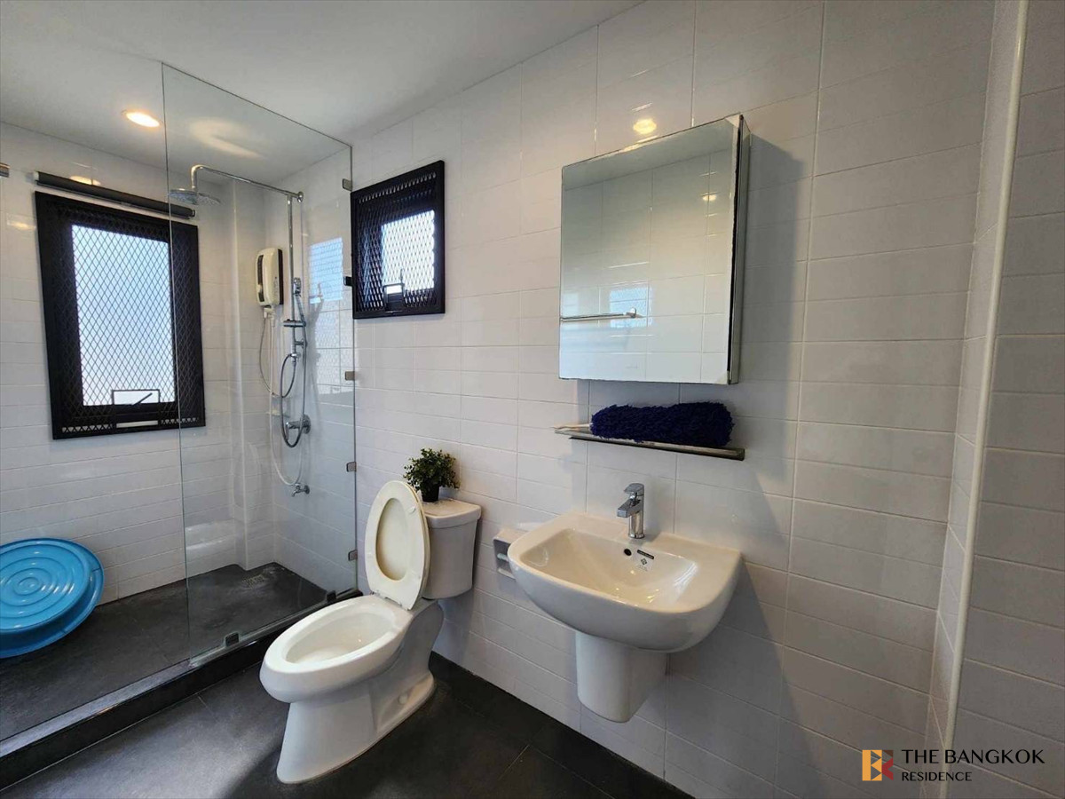 For SaleHouseSukhumvit, Asoke, Thonglor : House Area Sukhumvit 36 | New York–Inspired 3-Storey Luxury Home | 389 sqm | 5 Bedrooms | Private Rooftop Garden