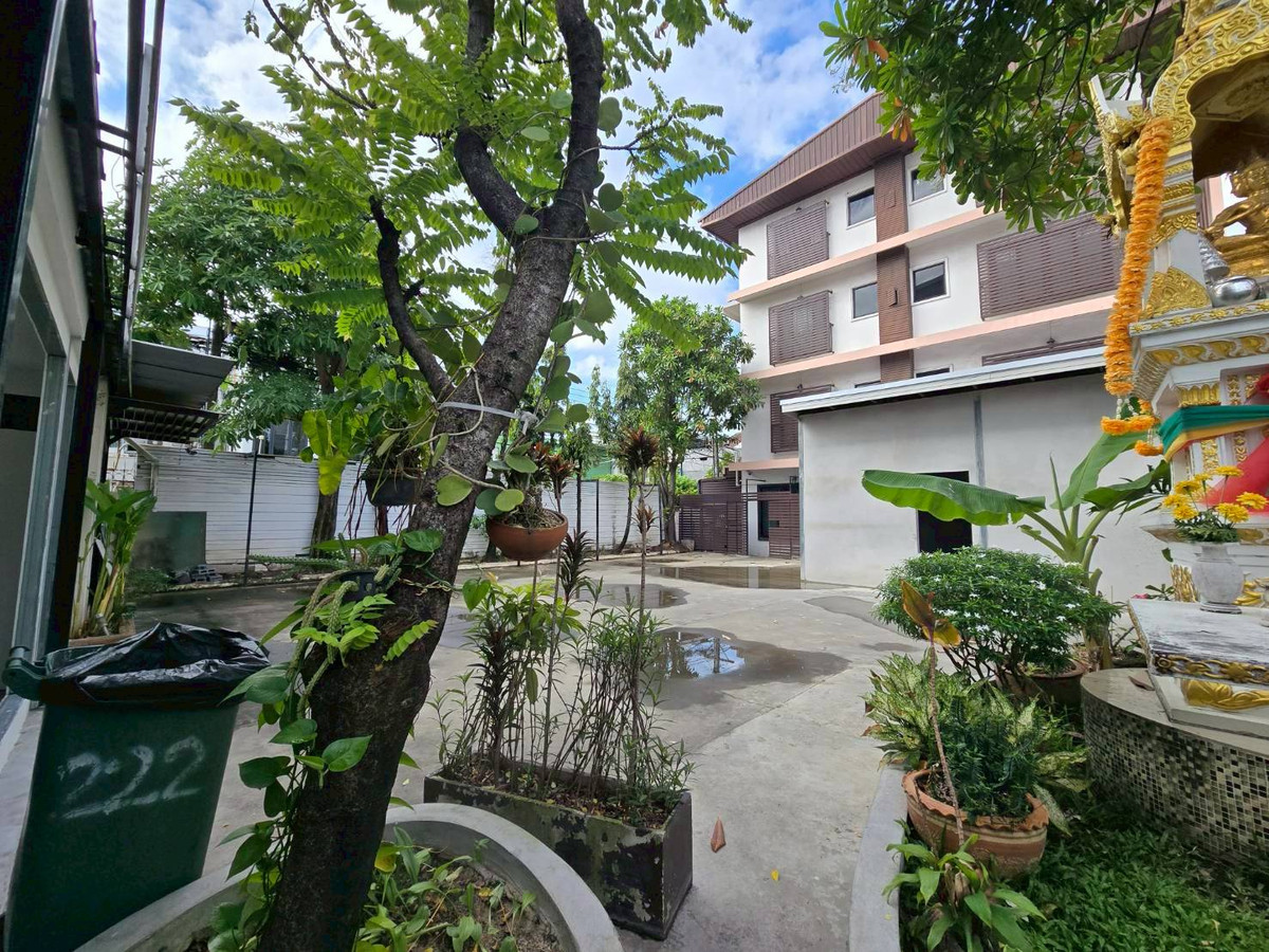 For RentOfficeSukhumvit, Asoke, Thonglor : Space for rent, size 60 sq m, suitable for a cafe or office in the Ekkamai 12 area (N.1918)