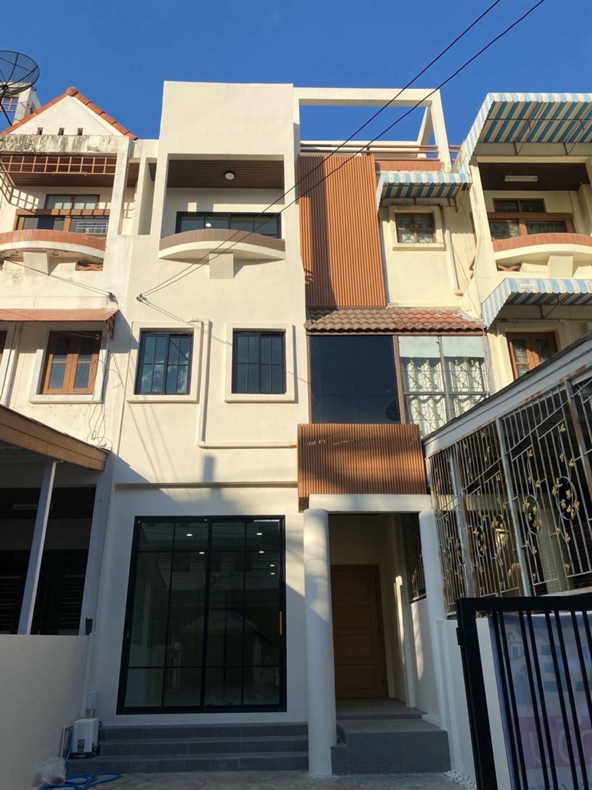 ขายทาวน์โฮมบางนา แบริ่ง ลาซาล : บ้านลาซาลเพลส โฮมฟิศ 3.5 ชั้น 3 นอน 3 น้ำ ขาย 4.29 ล้านบาท (ค่าโอนคนละครึ่ง)