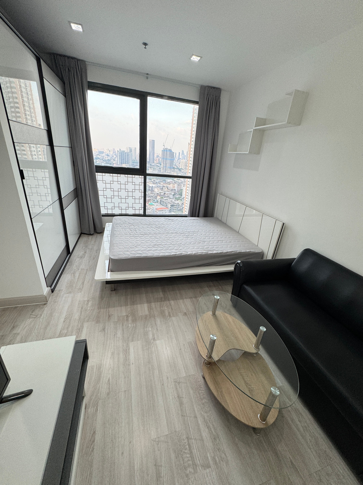 ให้เช่าคอนโดวงเวียนใหญ่ เจริญนคร : ให้เช่า ถูกมาก ไอดีโอ โมบิ สาทร ( Ideo  mobi sathorn  ) ติด BTS ธนบุรี  50 เมตร พร้อมเฟอร์+ เครื่องซักผ้า เพียง 12,000  บาท 