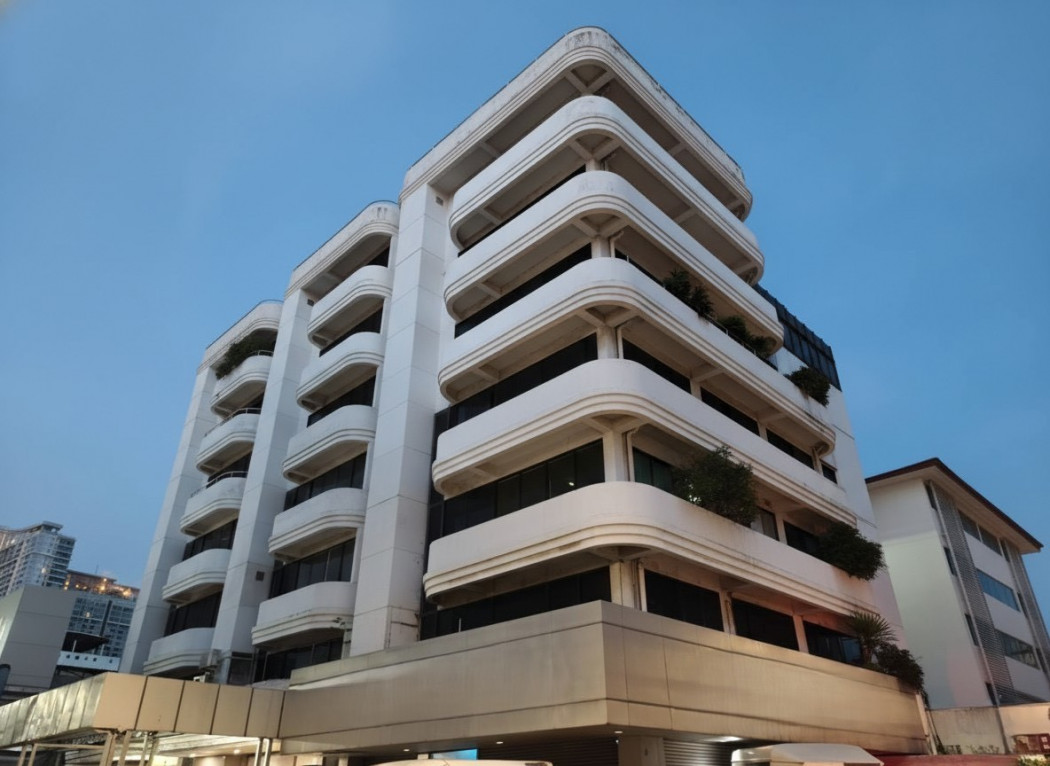 ให้เช่าอาคารพาณิชย์รัชดา ห้วยขวาง : ให้เช่าอาคาร 7 ชั้น 3 คูหาติดกัน (แบ่งเช่าได้) เริ่มต้น 56.5-197.4 ตารางวา