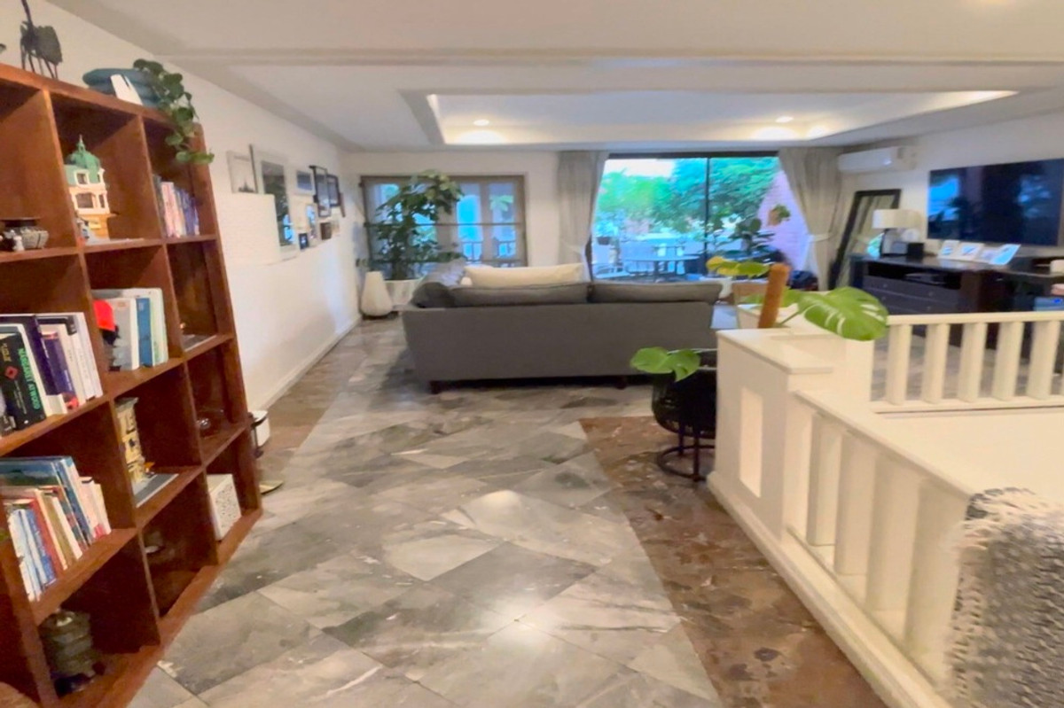 ขายทาวน์โฮมสุขุมวิท อโศก ทองหล่อ : 🔥 ขายพร้อมผู้เช่า ทาวน์เฮ้าส์!! 4 ชั้น, หายาก!! 🔥 Code C20231000066..........Villa 49 Housing, 4 ห้องนอน, 4 ห้องน้ำ 1 ห้องแม่บ้าน, แต่งครบ, ราคาพิเศษ!!📣📣