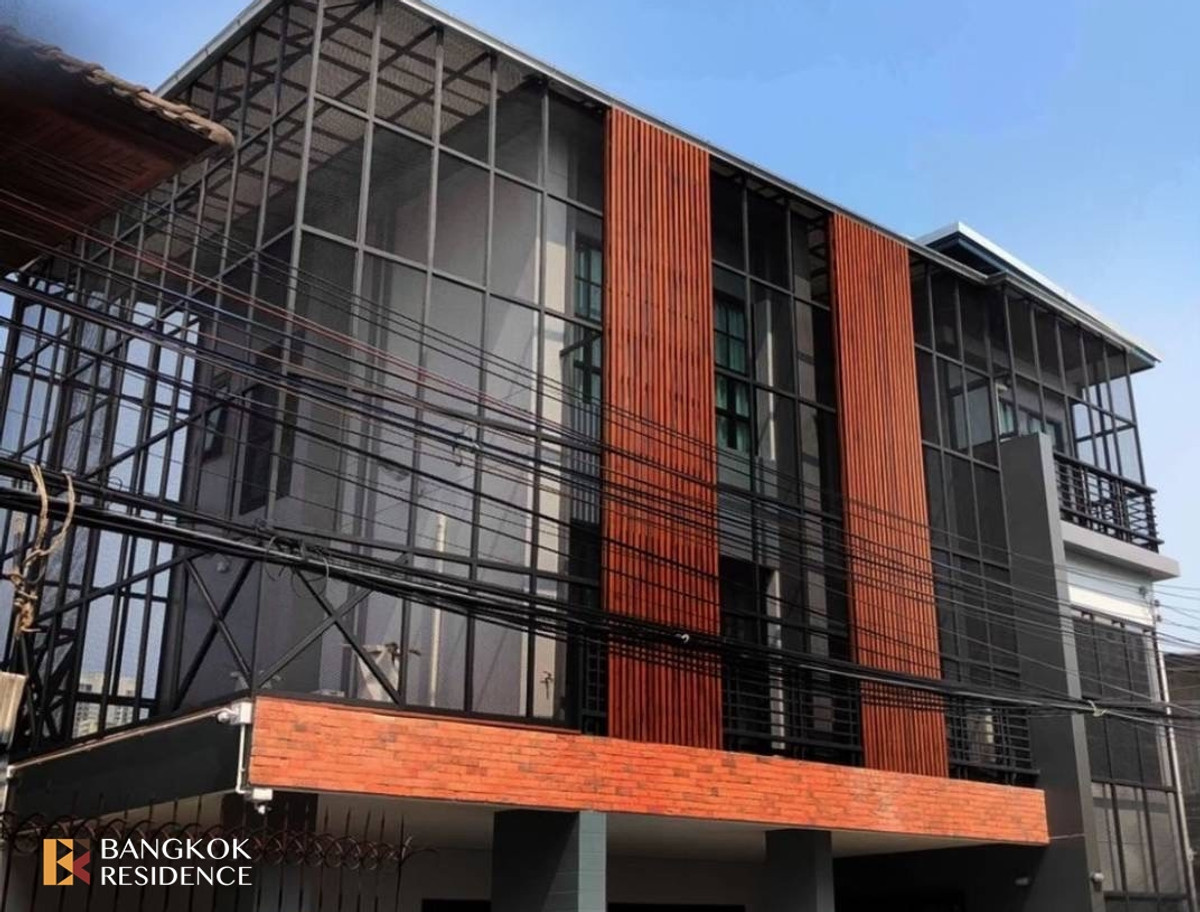 ขายบ้านสุขุมวิท อโศก ทองหล่อ : บ้านเดี่ยว 3 ชั้น ใจกลางสุขุมวิท 36 ไตล์นิวยอร์ก 3 ชั้น | 389 ตร.ม. | 5 ห้องนอน พร้อมอยู่ ใกล้ BTS ทองหล่อ