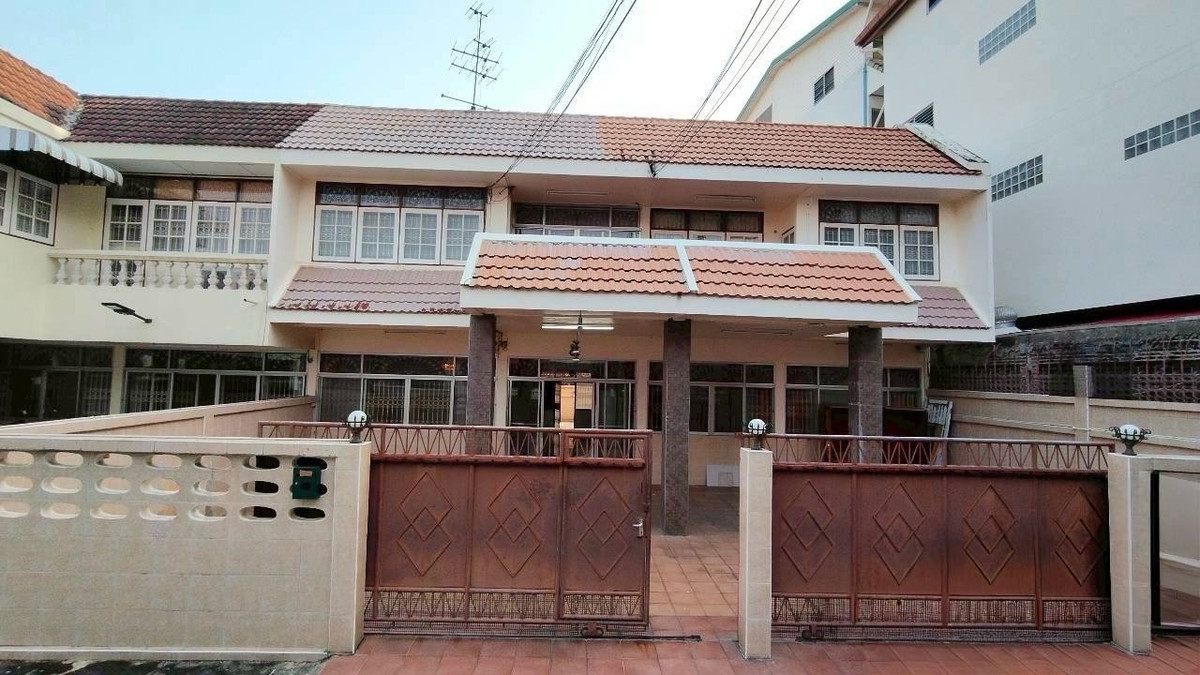 ให้เช่าทาวน์โฮมปิ่นเกล้า จรัญสนิทวงศ์ : 🇹🇭 ให้เช่าบ้าน ซอยจรัญฯ 1 🏡
เหมาะสำหรับครอบครัวใหญ่ พื้นที่ใช้สอยเยอะ ทำเลเดินทางสะดวก 