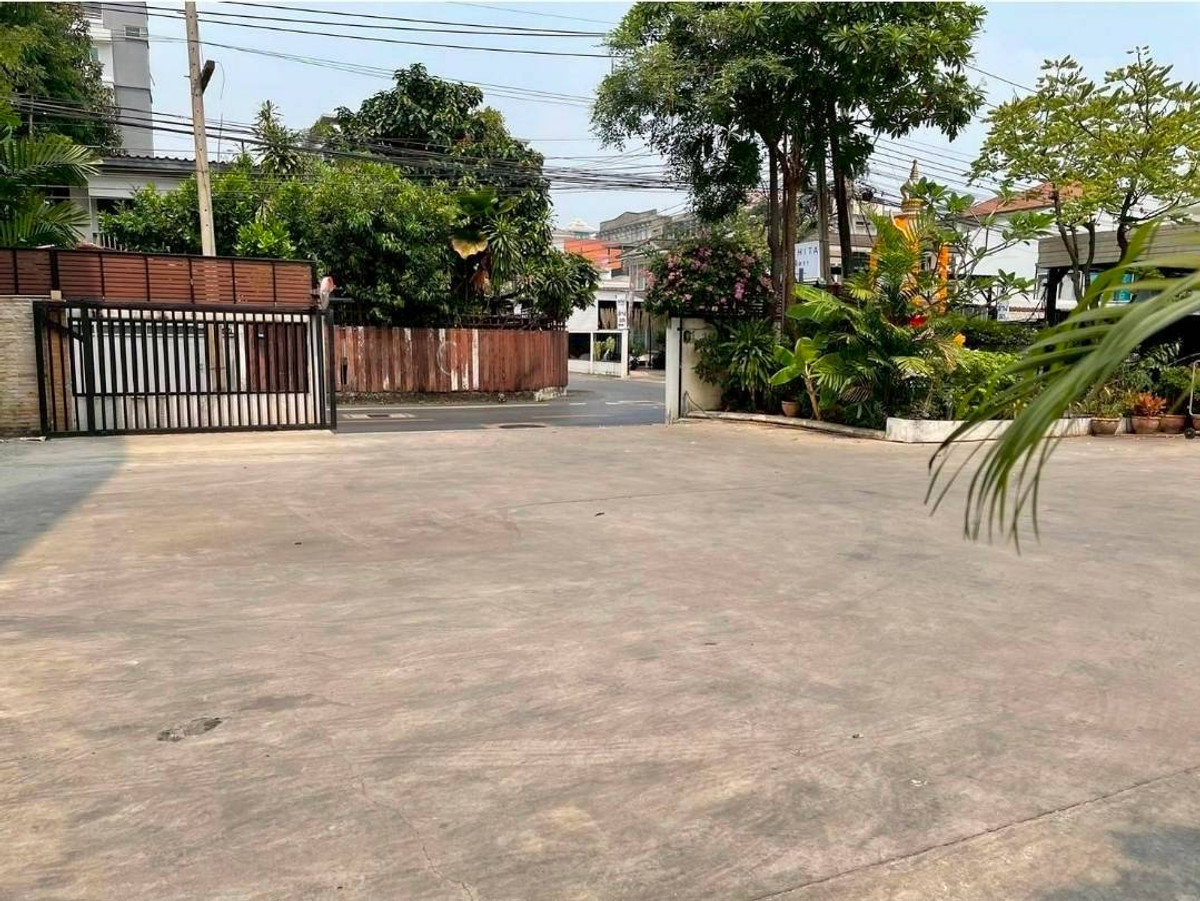 For RentOfficeSukhumvit, Asoke, Thonglor : Space for rent, size 60 sq m, suitable for a cafe or office in the Ekkamai 12 area (N.1918)