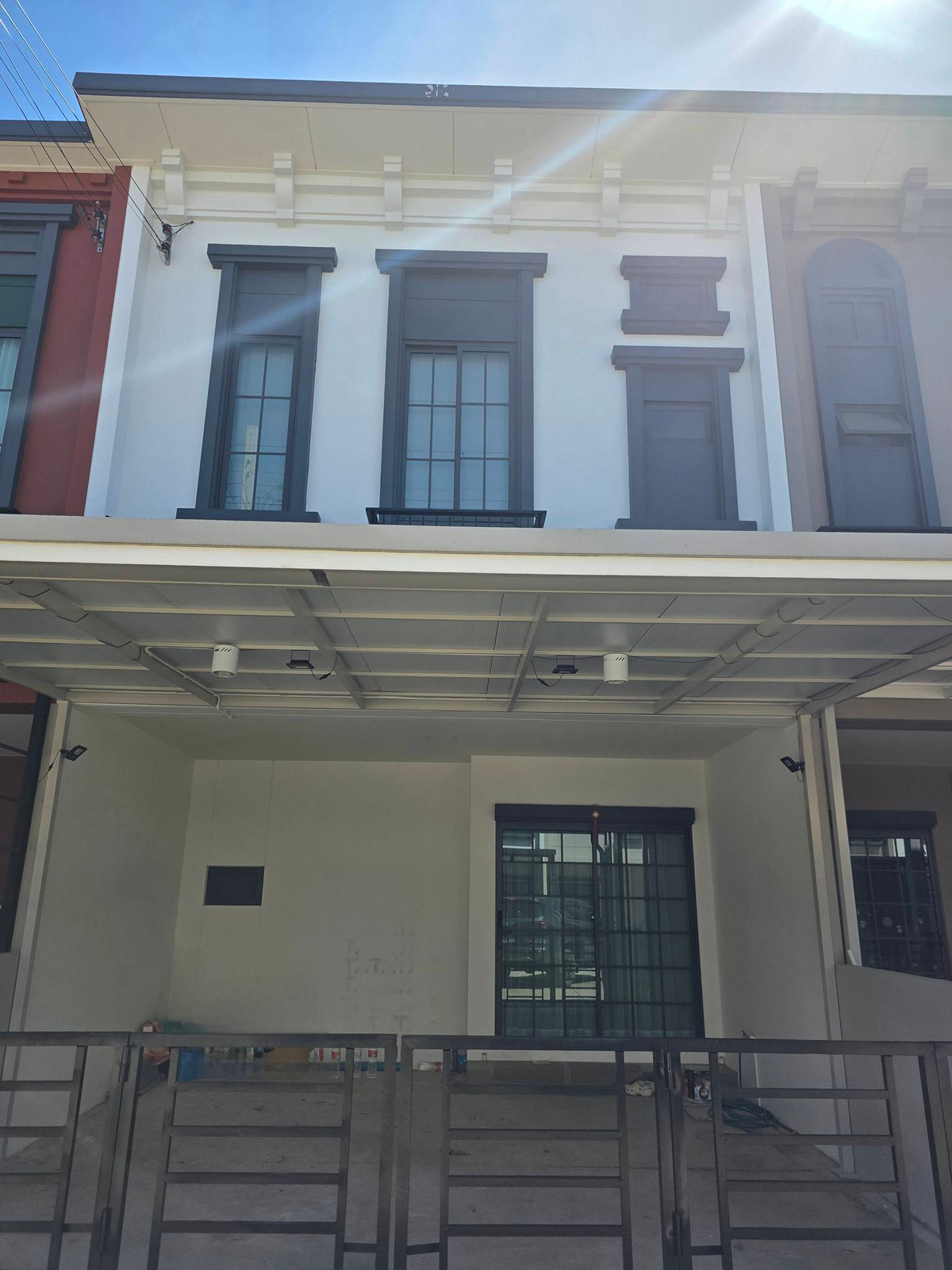 For RentTownhomeNawamin, Ramindra : 2-story townhome for rent, Siri Place Project, Lat Phrao 101, fully air conditioned, 3 bedrooms, 3 bathrooms, monthly rental price 25,000 baht/month.