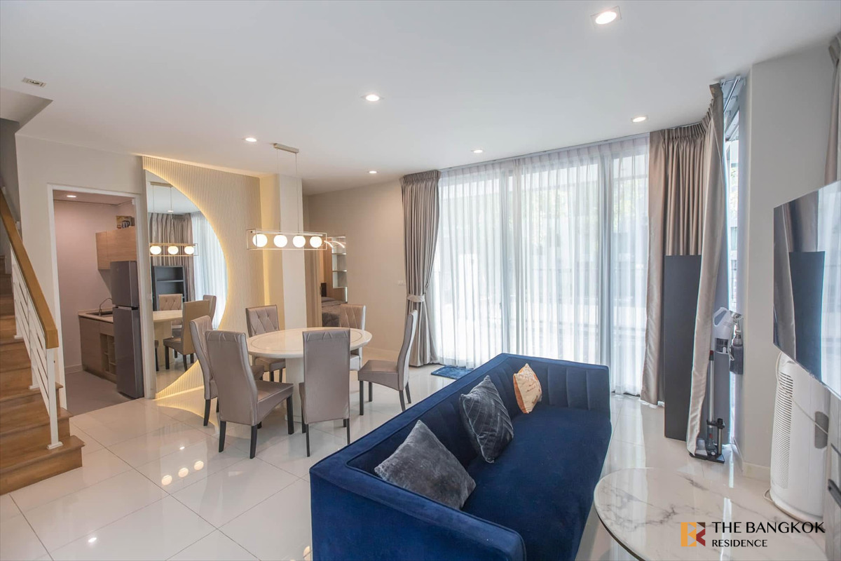 ขายบ้านเลียบทางด่วนรามอินทรา : บ้านกลางเมือง คลาสเซ่ เอกมัย-รามอินทรา บ้านแฝด 3 ชั้น 241 ตร.ม. | ทิศใต้ | เฟอร์ครบ พร้อมอยู่ | รับชาวต่างชาติ