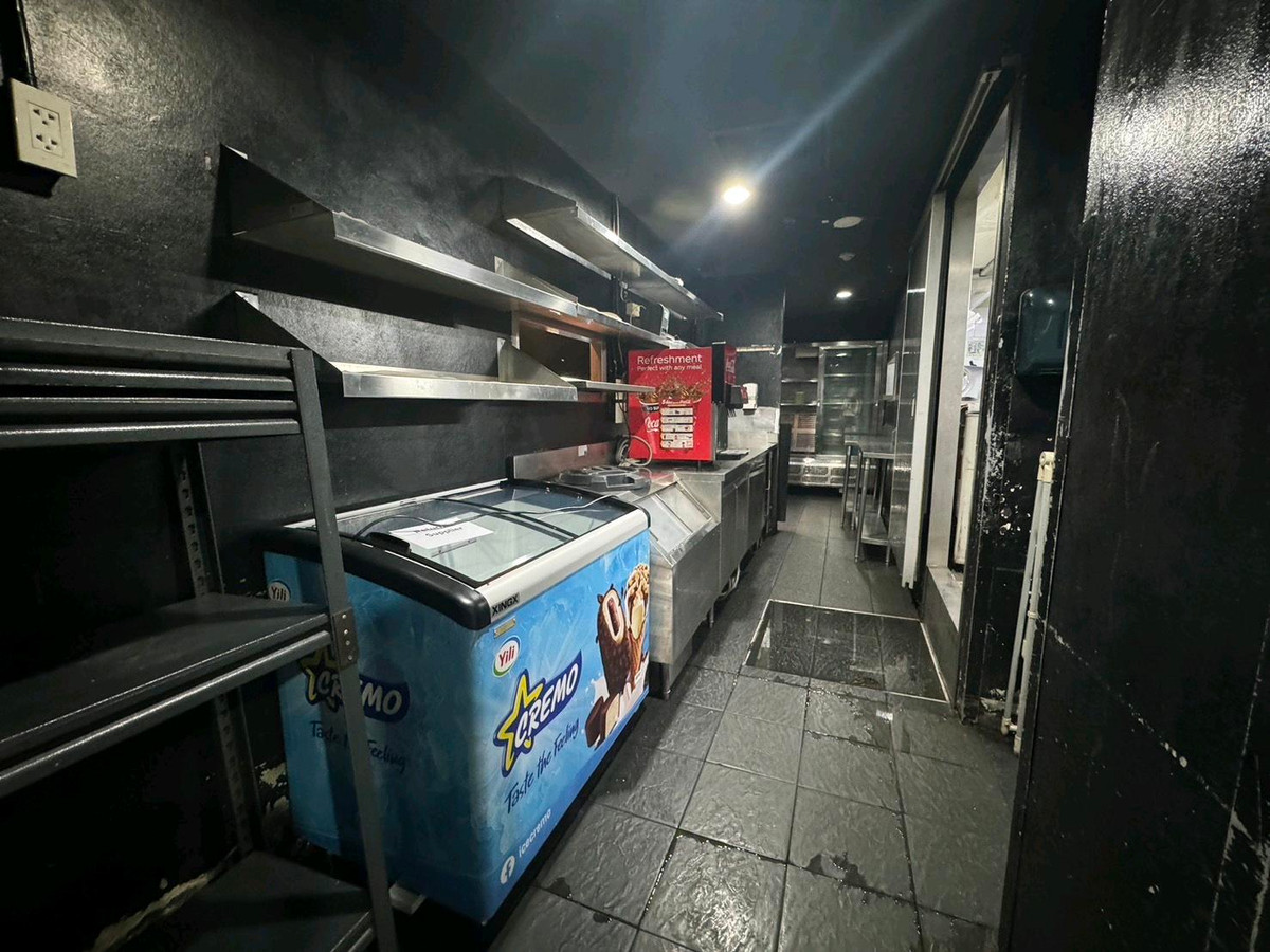 เซ้งร้านค้า/ตลาดนัดสีลม ศาลาแดง บางรัก : เซ้งร้านอาหารปิ้งย่าง คิงคอง สีลม ทำเลย่านธุรกิจ ขนาด 300 ตร.ม. ชั้น 3 ค่าเช่าคงที่ 3 ปี เหมาะขยายแบรนด์ร้านอาหาร