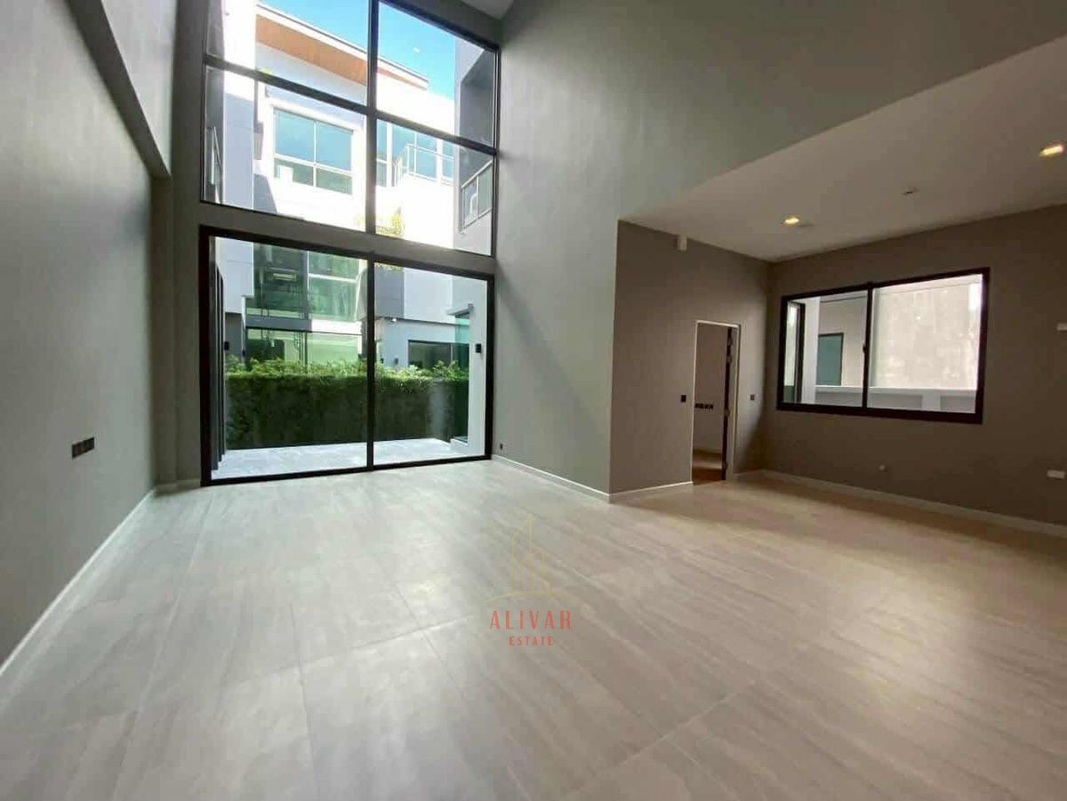 For SaleHousePattanakan, Srinakarin : SH120125 For sale: 3-story detached house, 5 bedrooms at The Gentry Pattanakarn 2 with elevator and private swimming pool. Connect Thonglor-Ekkamai only 7 minutes.