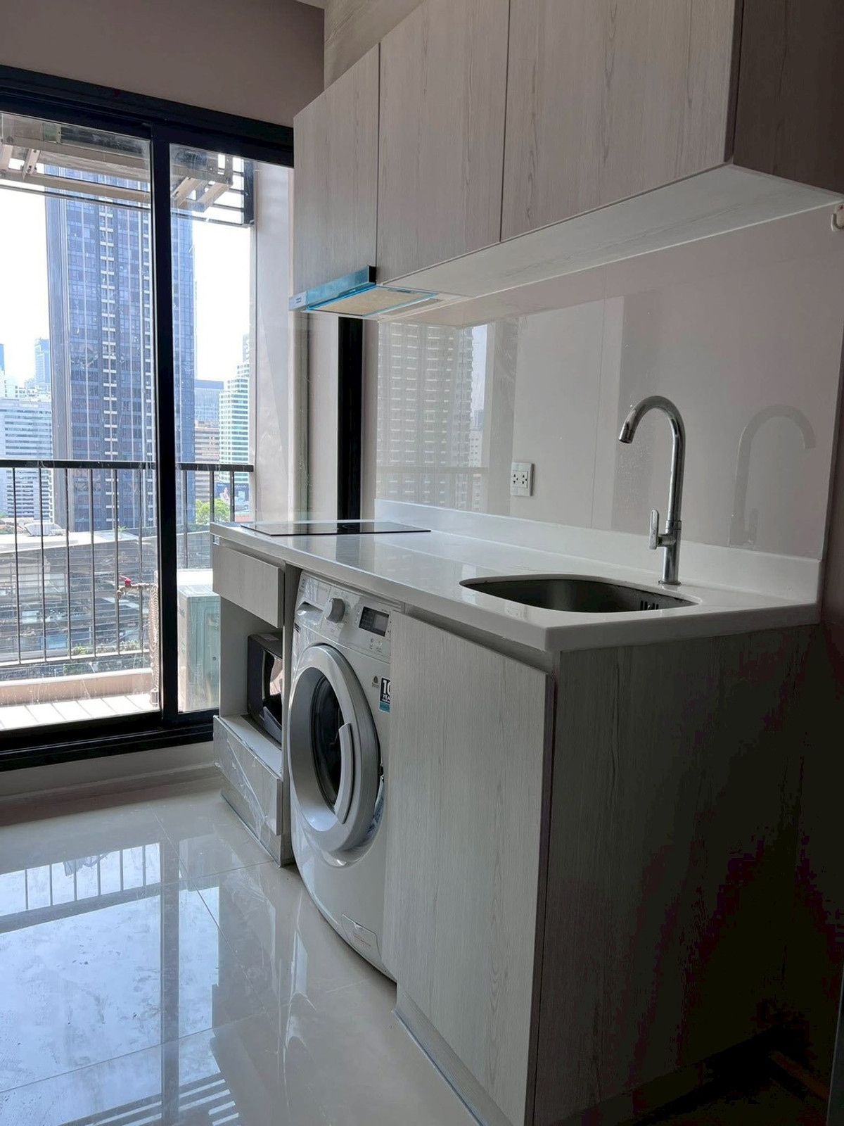 For RentCondoRama9, Petchburi, RCA : Life Asoke, the most popular condo next to MRT Phetchaburi - fully furnished, ready to move in with your bags!
