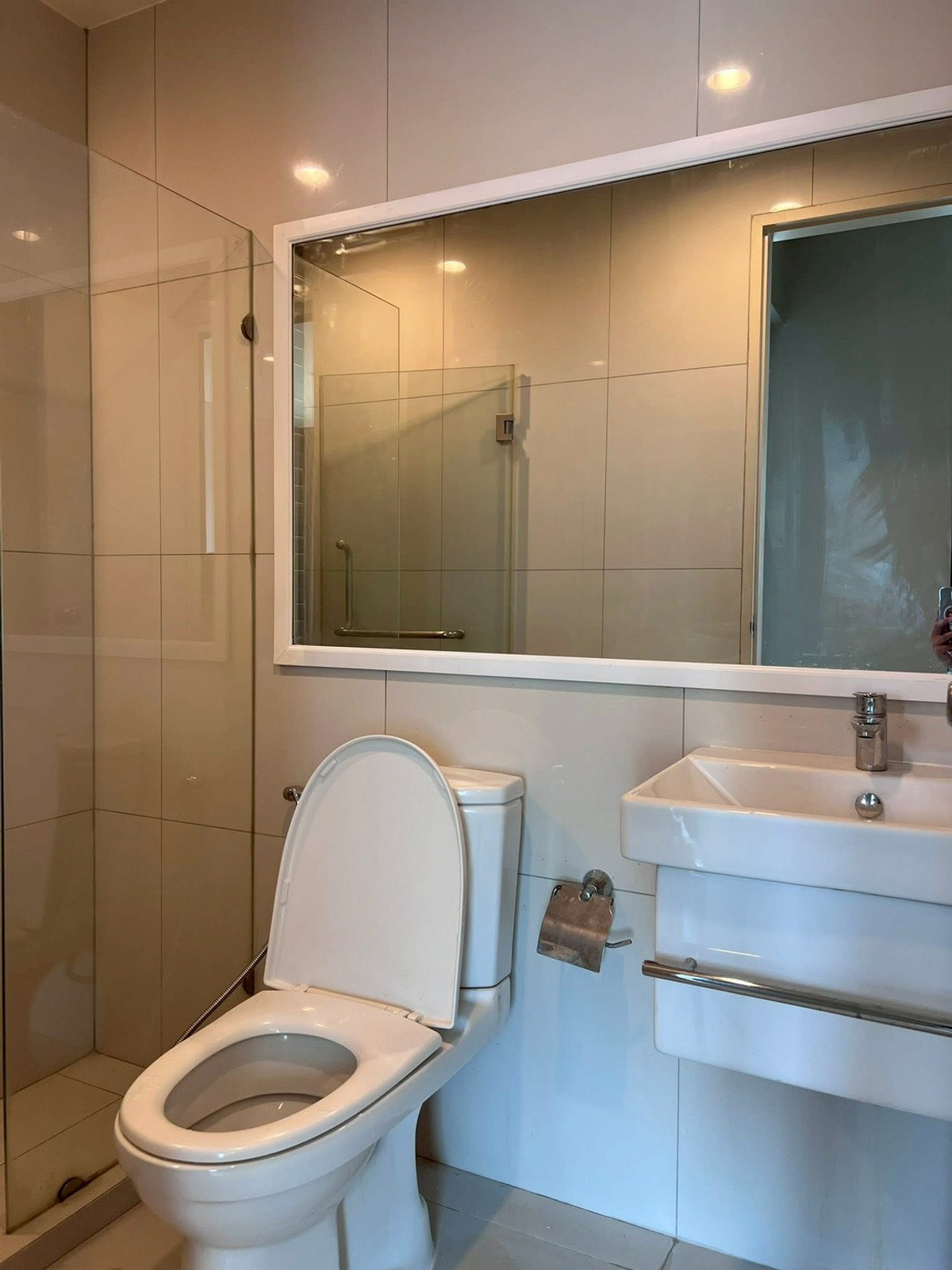 For RentCondoRama9, Petchburi, RCA : Life Asoke, the most popular condo next to MRT Phetchaburi - fully furnished, ready to move in with your bags!