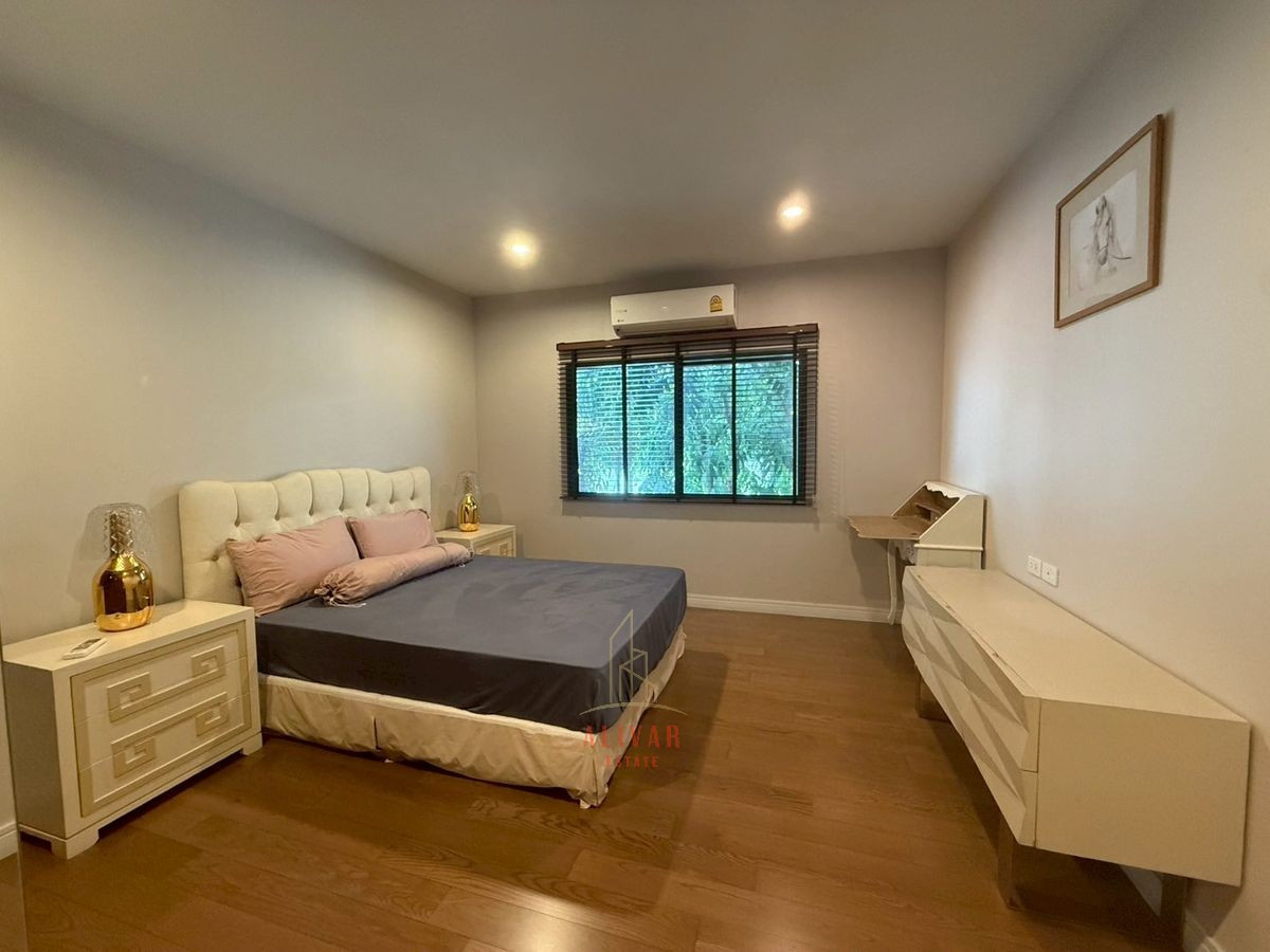 For RentHousePattanakan, Srinakarin : RH120325 For rent, 2-story detached house, corner house, 4 bedrooms at Burasiri Pattanakarn, next to club house.