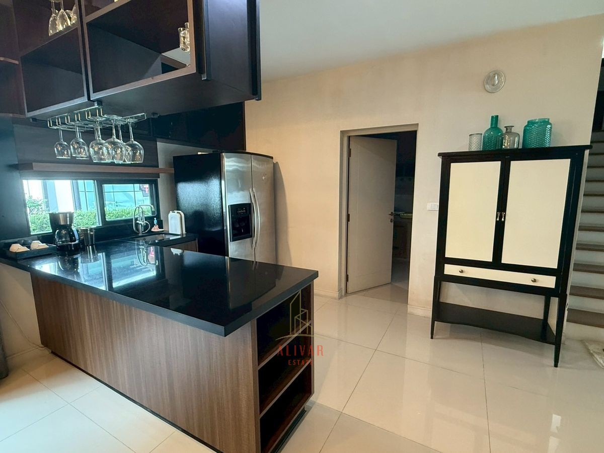 For RentHousePattanakan, Srinakarin : RH120325 For rent, 2-story detached house, corner house, 4 bedrooms at Burasiri Pattanakarn, next to club house.