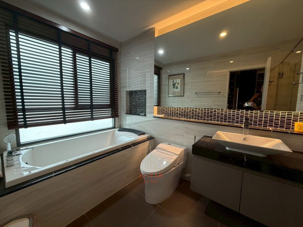 For RentHousePattanakan, Srinakarin : RH120325 For rent, 2-story detached house, corner house, 4 bedrooms at Burasiri Pattanakarn, next to club house.