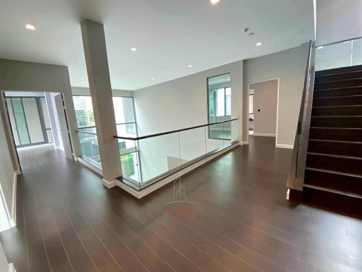 For SaleHousePattanakan, Srinakarin : SH120125 For sale: 3-story detached house, 5 bedrooms at The Gentry Pattanakarn 2 with elevator and private swimming pool. Connect Thonglor-Ekkamai only 7 minutes.