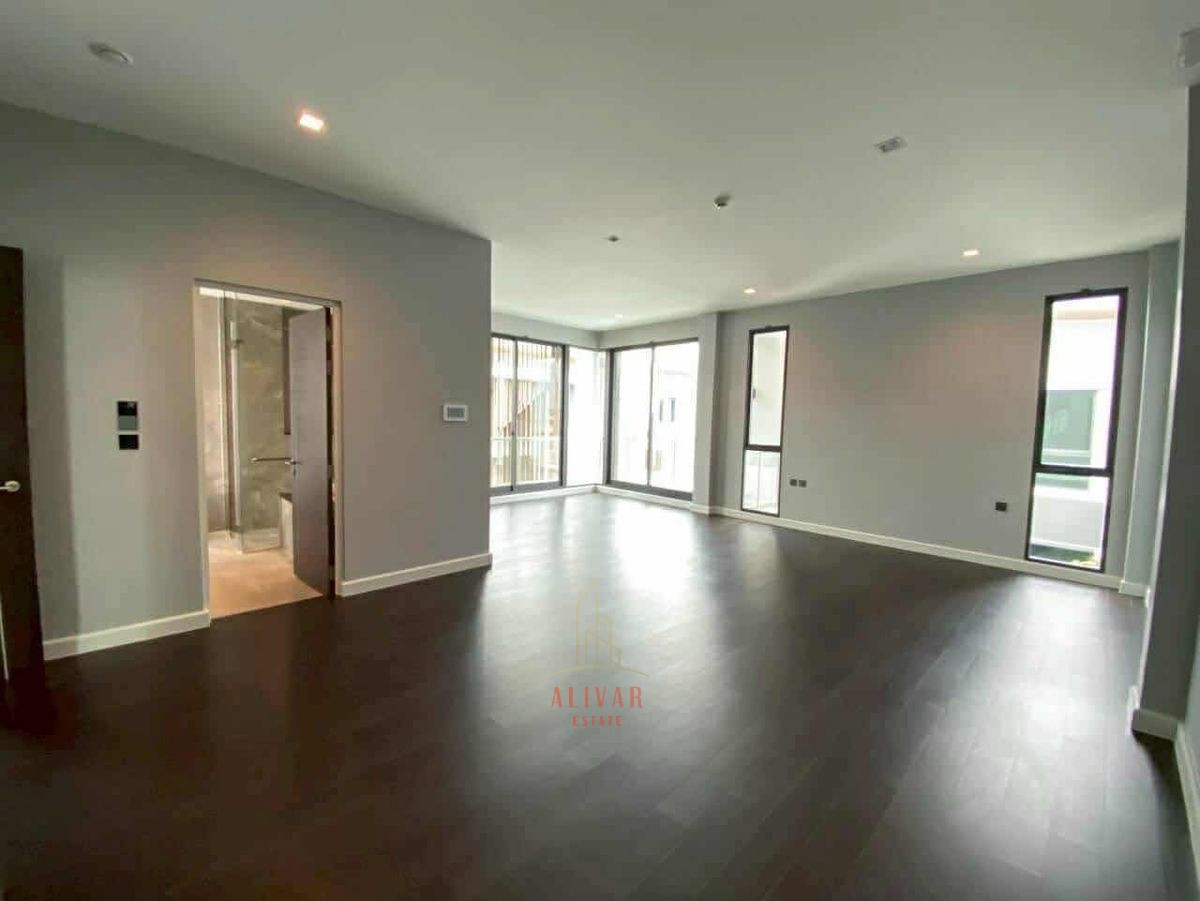 For SaleHousePattanakan, Srinakarin : SH120125 For sale: 3-story detached house, 5 bedrooms at The Gentry Pattanakarn 2 with elevator and private swimming pool. Connect Thonglor-Ekkamai only 7 minutes.