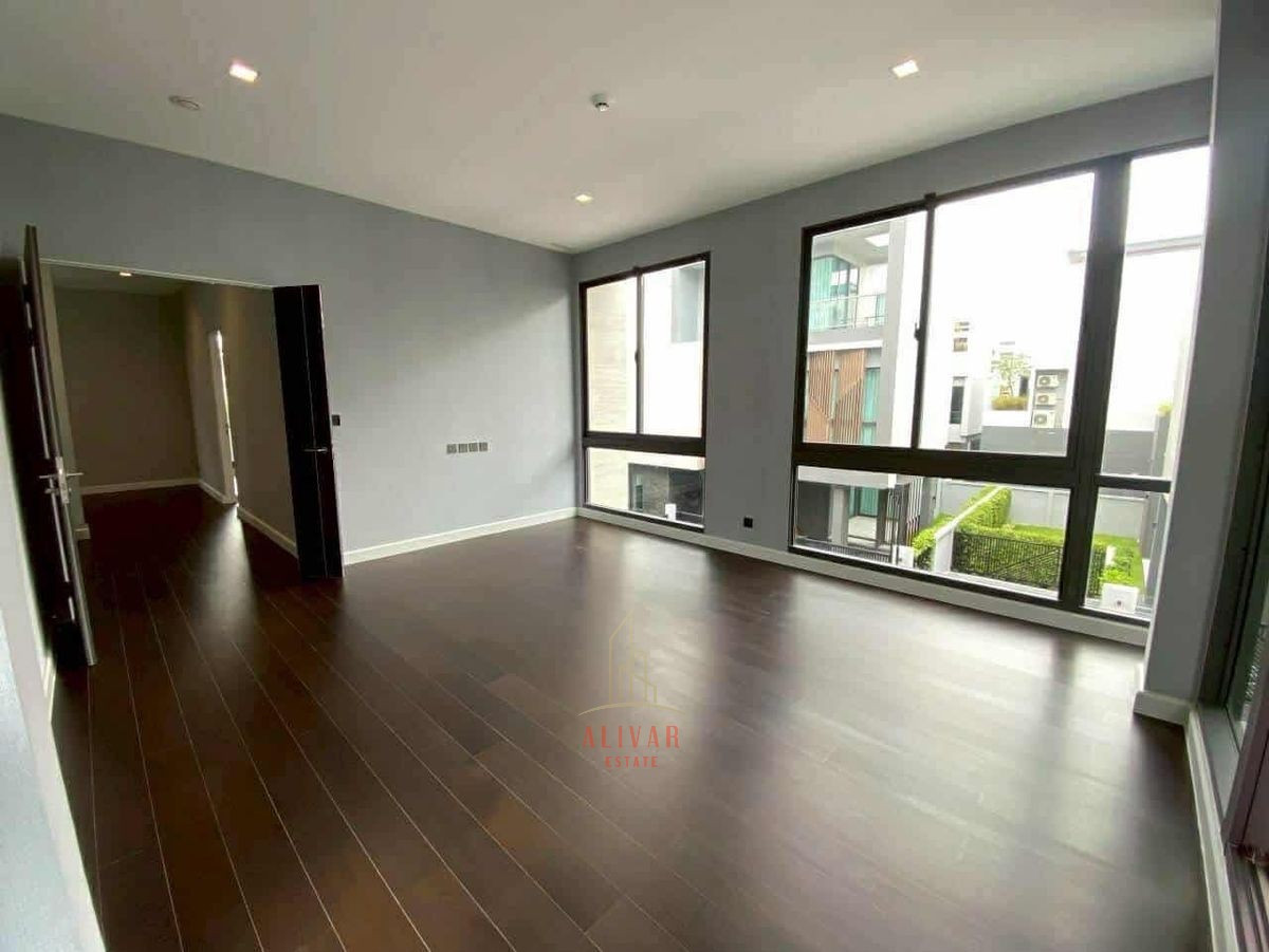 For SaleHousePattanakan, Srinakarin : SH120125 For sale: 3-story detached house, 5 bedrooms at The Gentry Pattanakarn 2 with elevator and private swimming pool. Connect Thonglor-Ekkamai only 7 minutes.