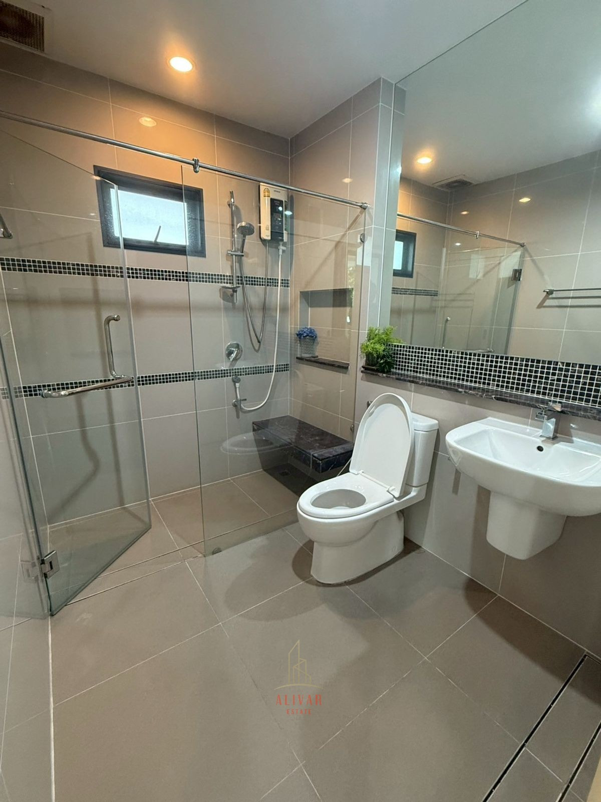 For RentHousePattanakan, Srinakarin : RH120325 For rent, 2-story detached house, corner house, 4 bedrooms at Burasiri Pattanakarn, next to club house.