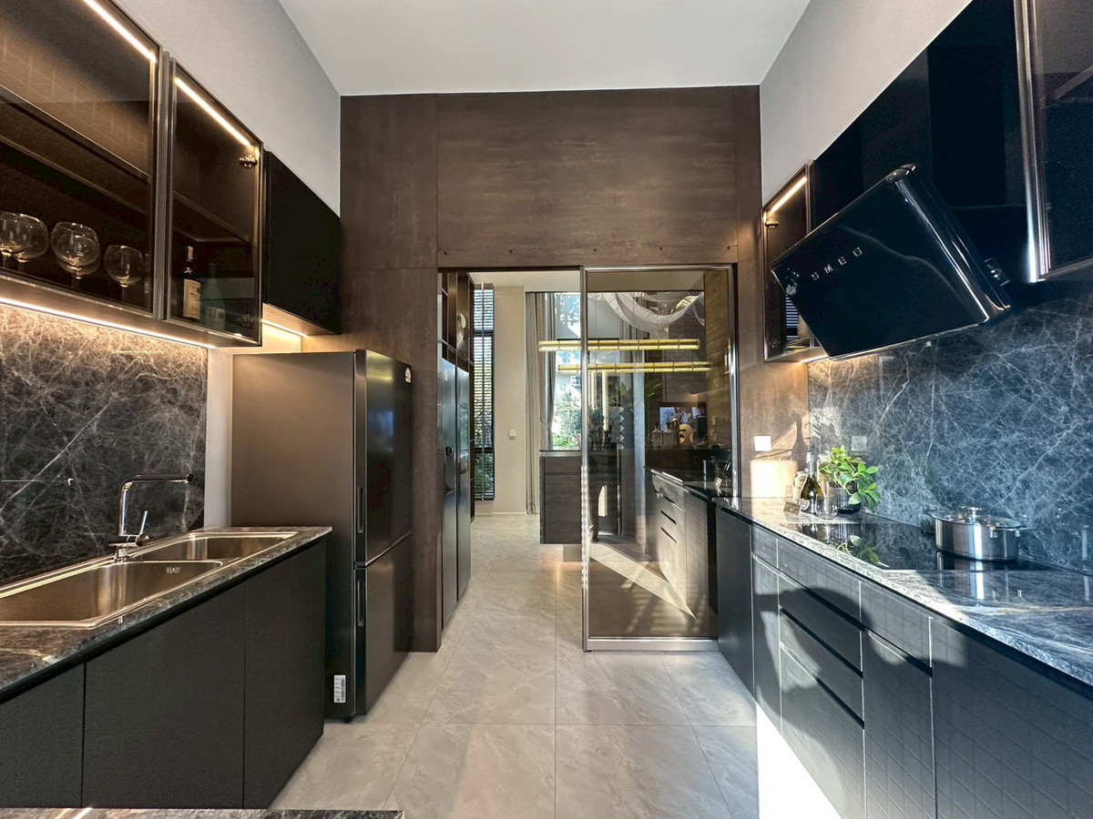 For SaleHousePattanakan, Srinakarin : For sale luxury house in Pattanakarn✨4 bedroom 421 sq.m fully furnished with show unit 42.5 mb negotiable Tel 0863692224